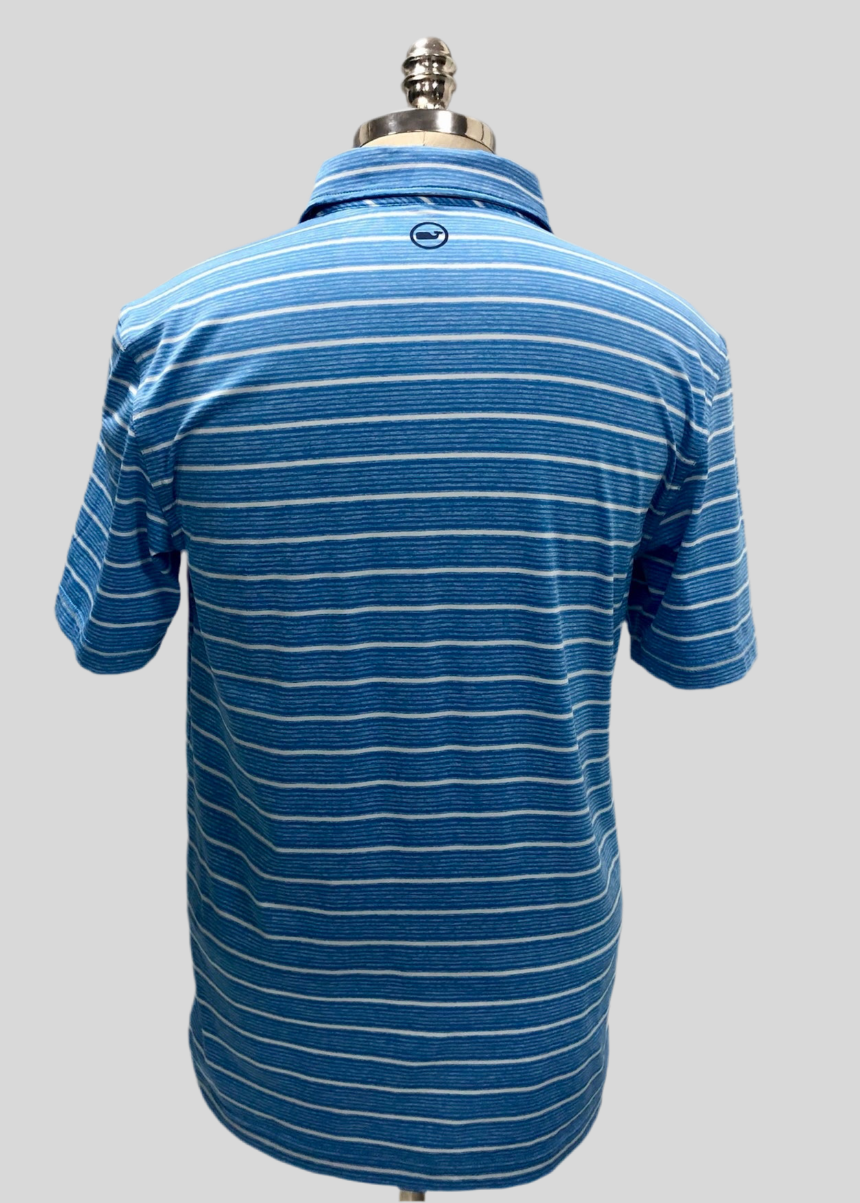 Camiseta Polo Vineyard Vines 🐳 Performance con rayas en celeste y blanco Talla S Entalle Regular
