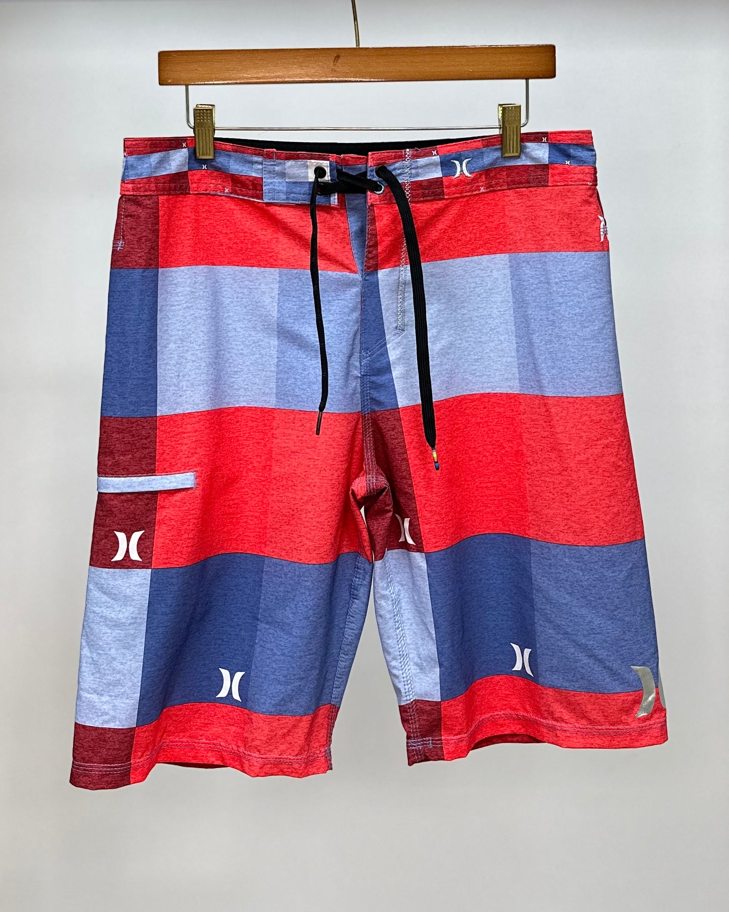 Short de baño Hurley 🏄🏽‍♂️ con patron de cuadro en color rojo, azul y celeste y logo en color plateado talla M