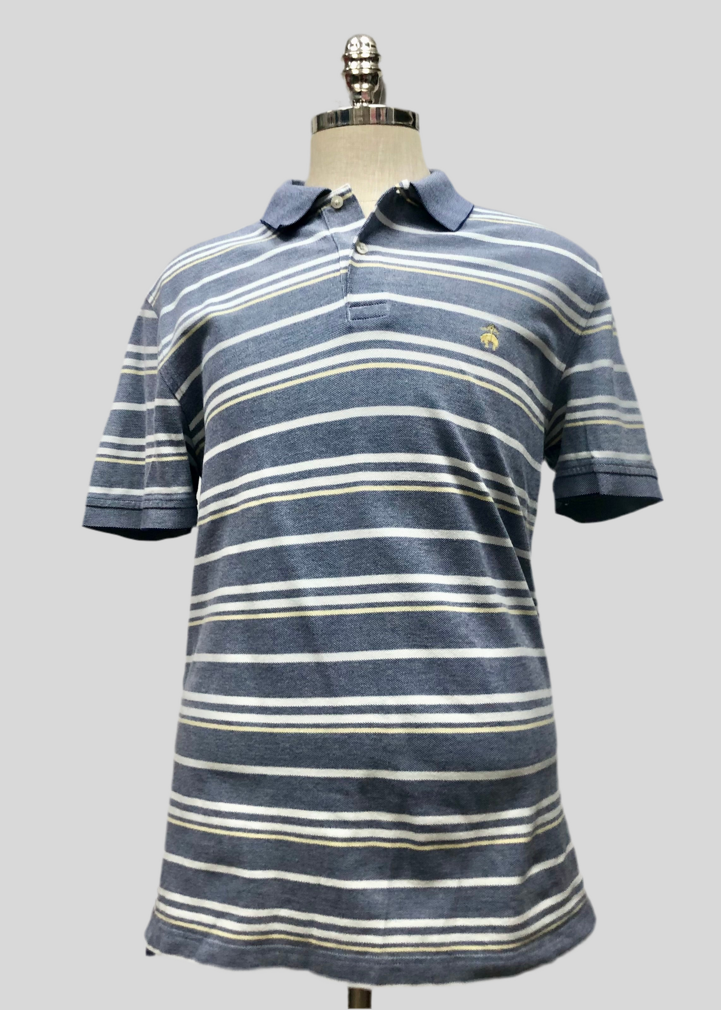 Camiseta Polo Brooks Brothers 🐑 color gris con patrón de rayas en color blanco y amarillo Talla XL Entalle Slim Fit