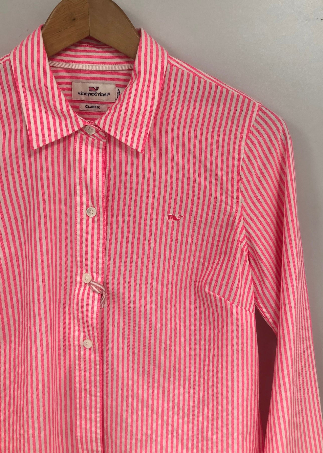 Camisa de mujer Vineyard Vines 🐳 con patrón de rayas en rosado intenso y blanco Talla S (4) Entalle Regular