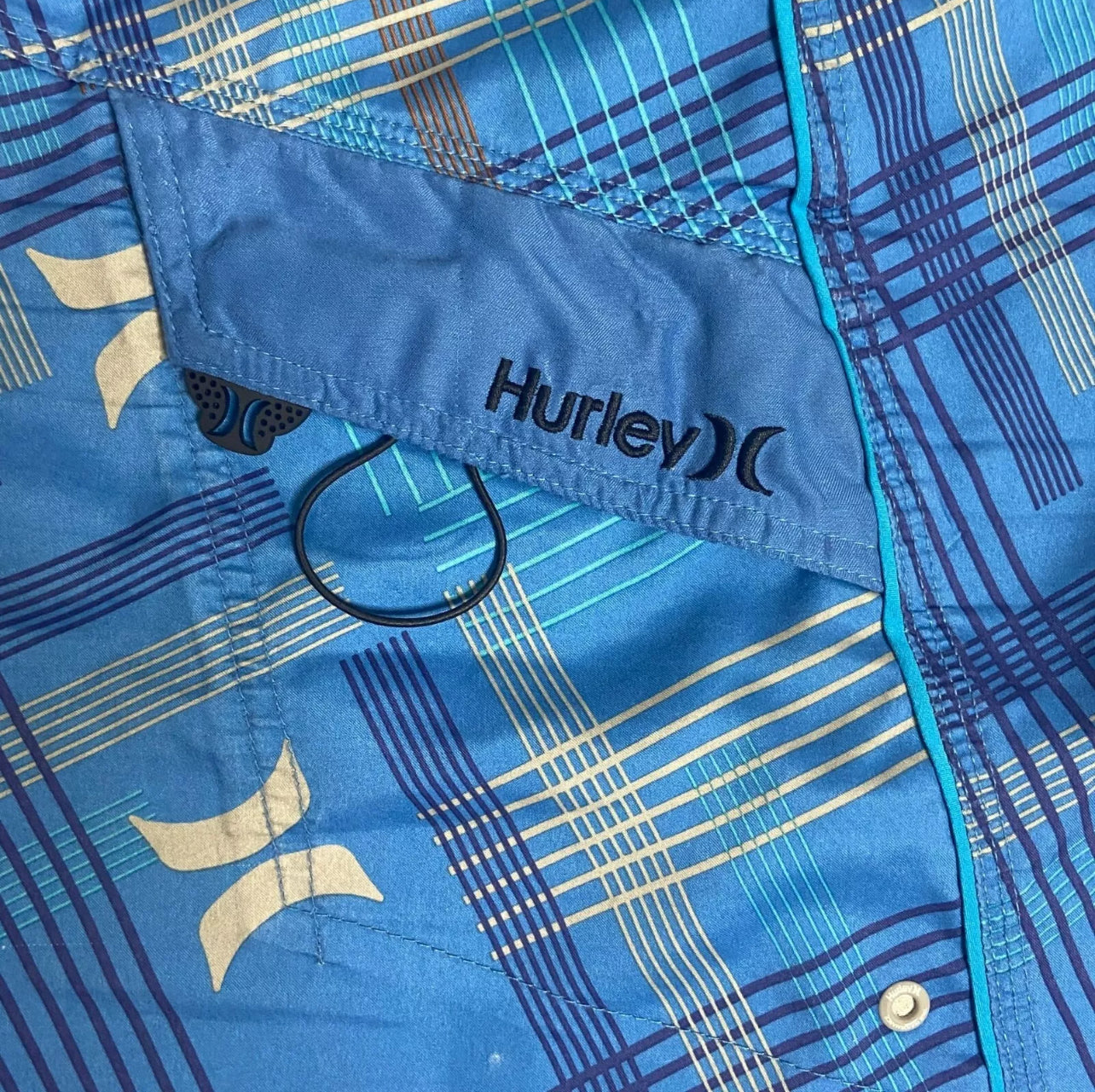 Short de baño Hurley 🏄🏽‍♂️ color azul y diseño de líneas en color celeste y gris y con logo en color gris Talla XXL