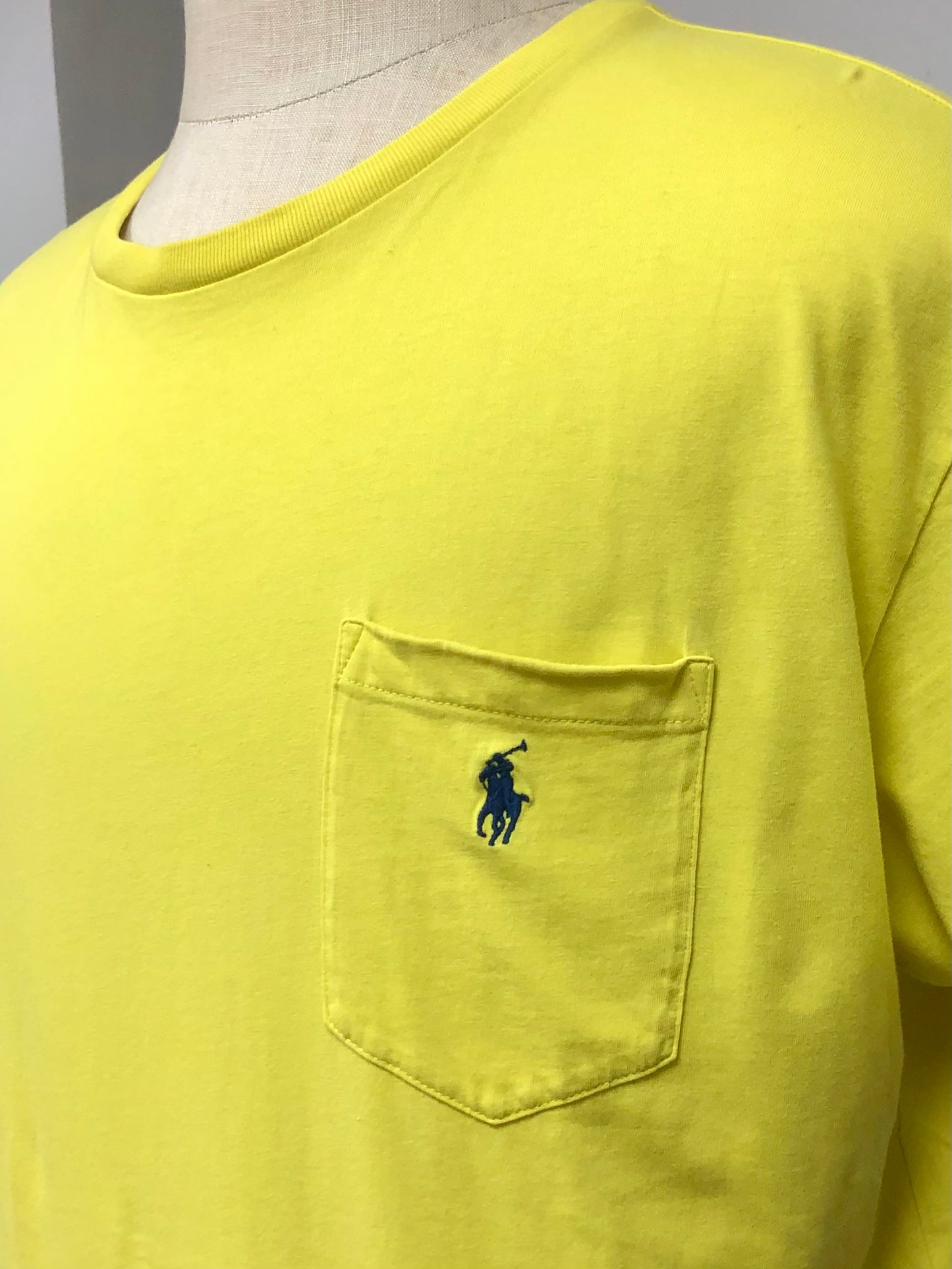 Camiseta cuello redondo Polo Ralph Lauren 🏇🏼 color amarillo intenso y diseño con bolsillo Talla L