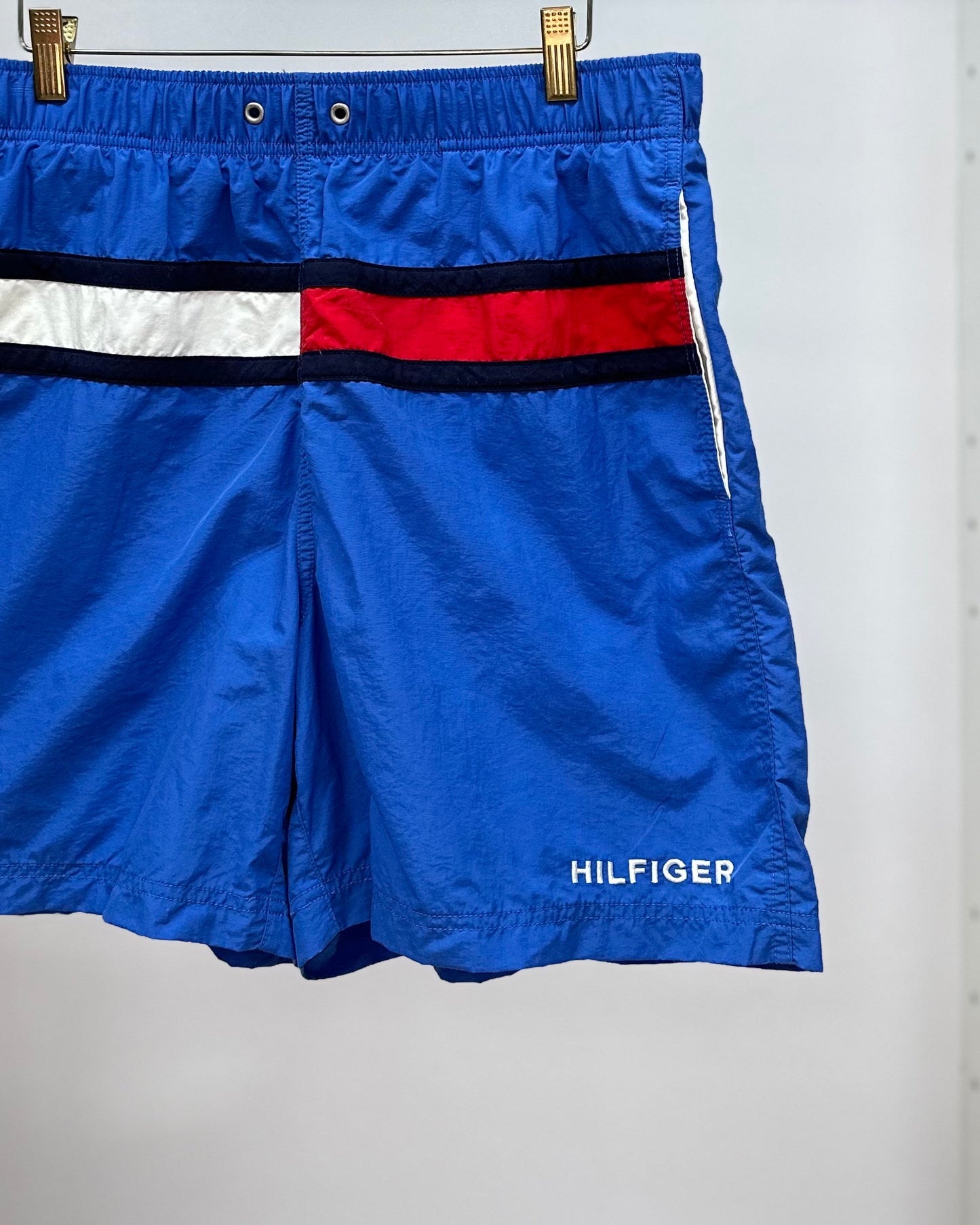 Short de baño Tommy Hilfiger color azul con franja en color azul, rojo y blanco talla L