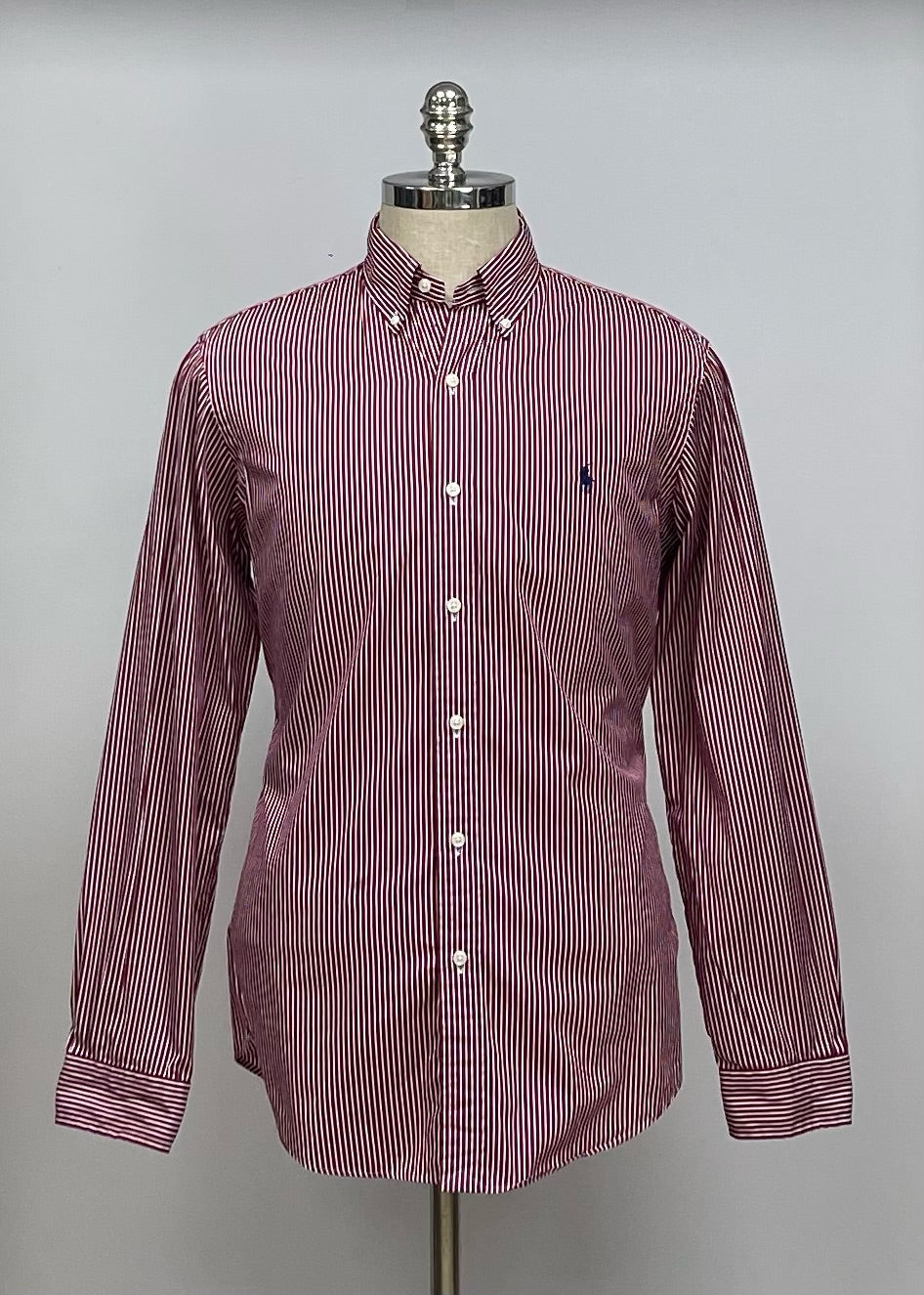 Camisa Polo Ralph Lauren 🏇🏼 con patron de rayas en color rojo oscuro y blanco Talla M Entalle Regular (ver descripción)