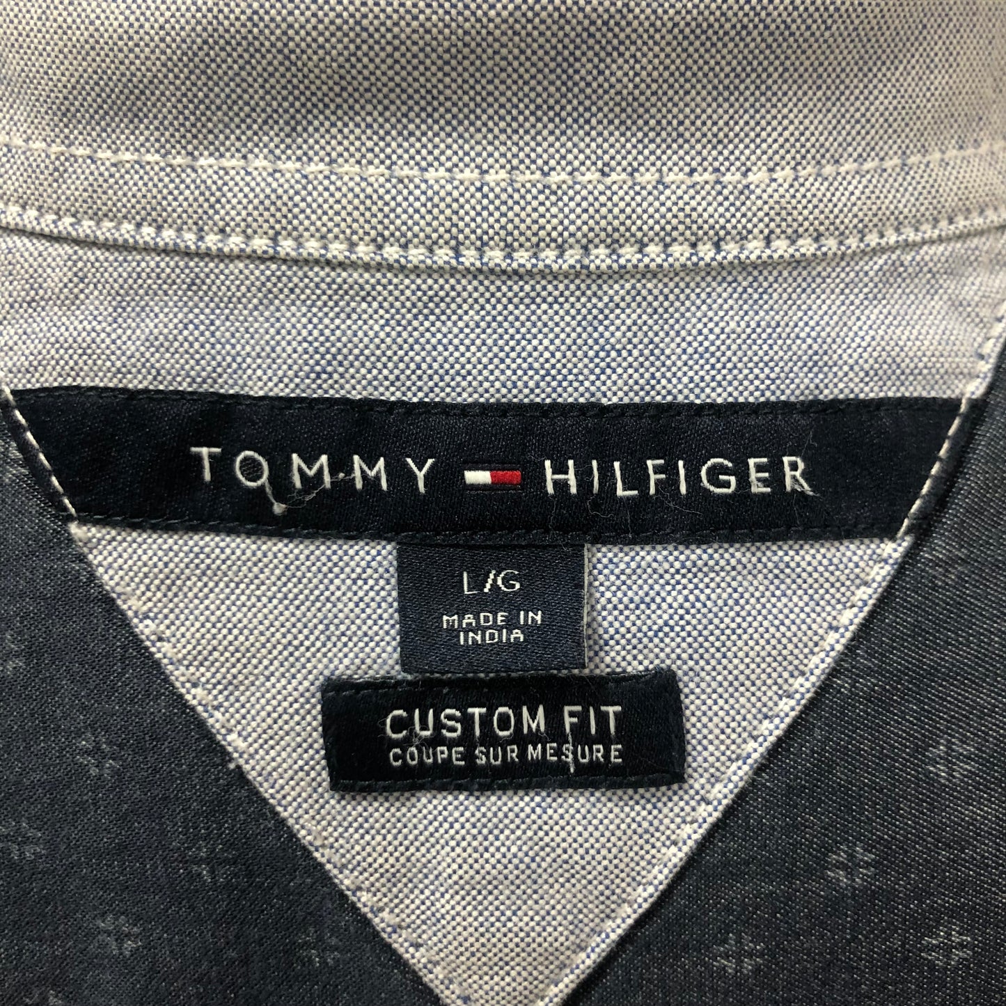 Camisa de botones Tommy Hilfiger 🇺🇸 en color gris oscuro y diseño de estrella Talla L Entalle Custom Fit (ver descripción)