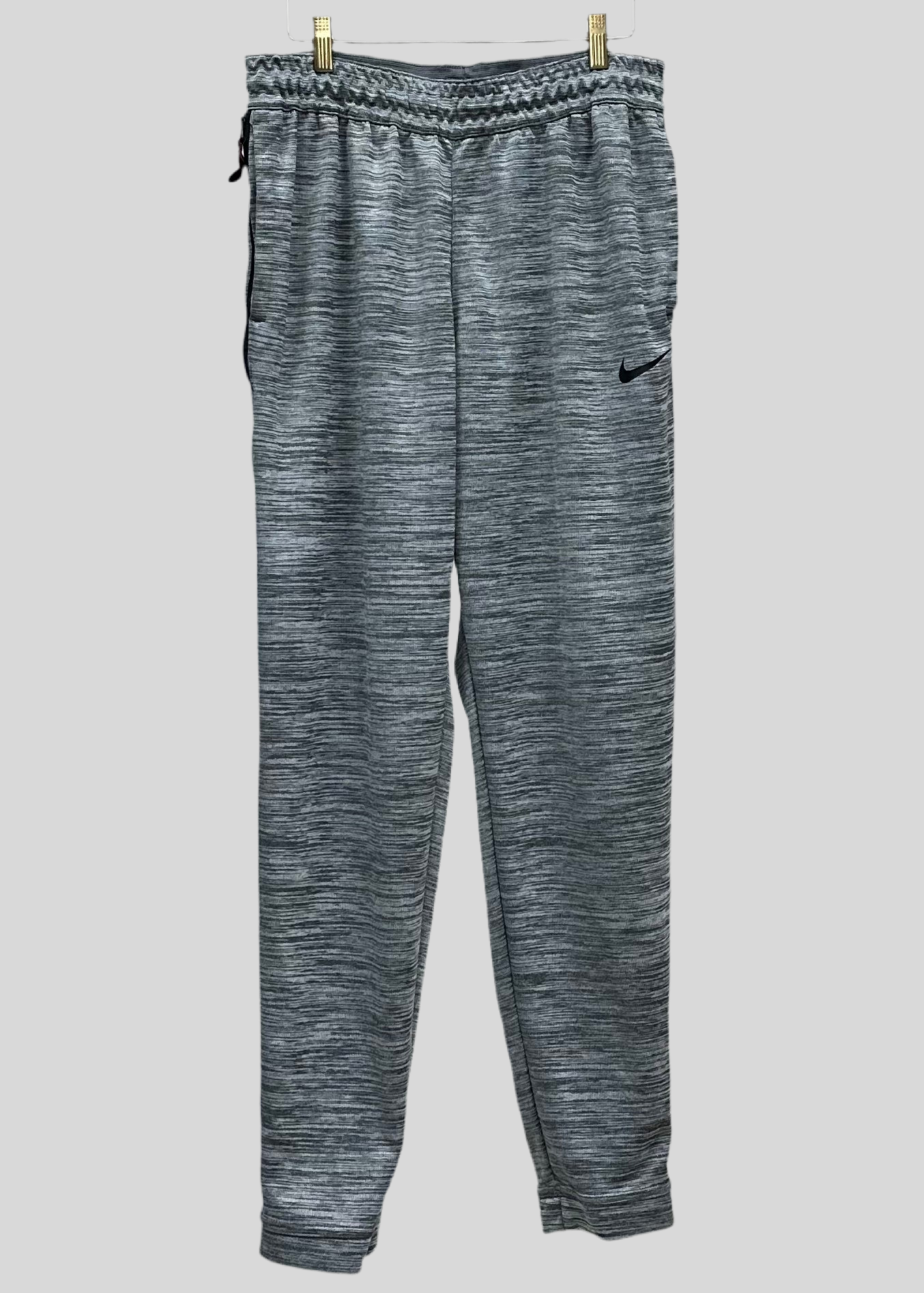 Pantalon Jogger marca Nike ✔️ con diseño degradado en color gris Talla L