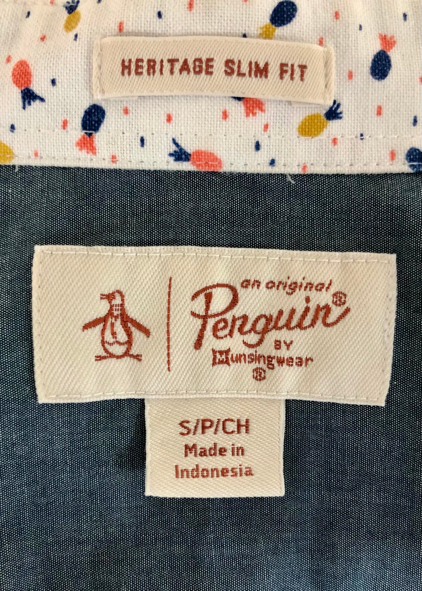 Camisa Original Penguin 🐧 color blanco con diseño de piñas en amarillo y naranja Talla S Entalle Slim Fit