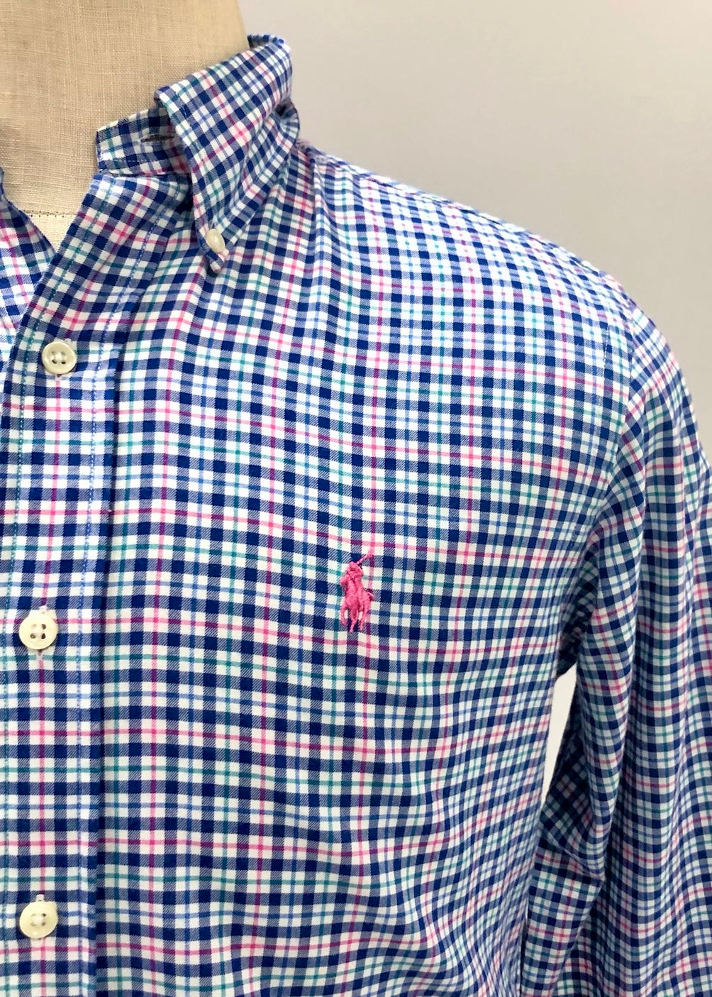 Camisa Polo Ralph Lauren 🏇🏼 color blanco con patron de cuadros rosado, verde y azul Talla L Entalle Regular