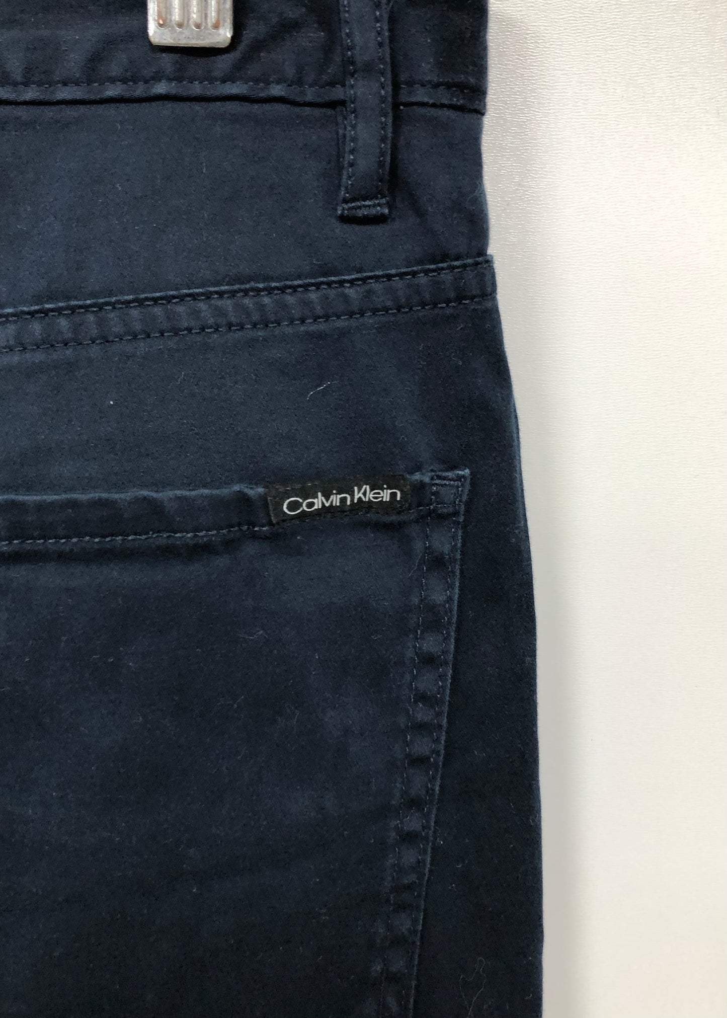 Pantalon casual Calvin Klein 🇺🇸 color azul navy Talla 32x32 Corte Skinny Fit