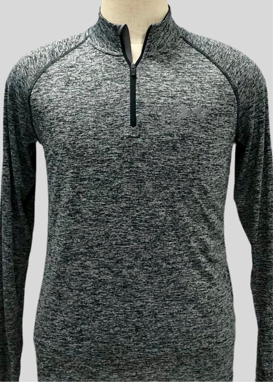 Sueter Jersey Under Armour 🏋🏽 color gris y negro degradado con logo en color gris Talla M