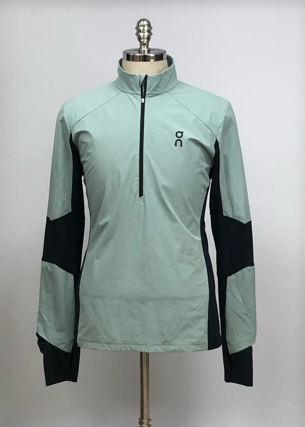 Sueter Jersey On Running 🏃🏻 Impermeable en color verde menta y negro con logo en color gris oscuro Talla L Entalle Regular