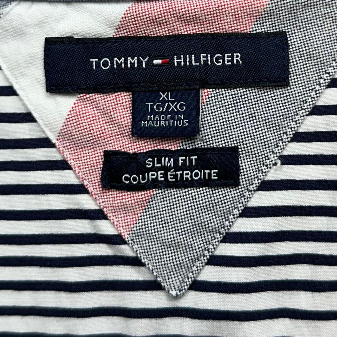 Camisa de botones Tommy Hilfiger 🇺🇸 en color blanco con rayas en color negro Talla XL Entalle Slim Fit