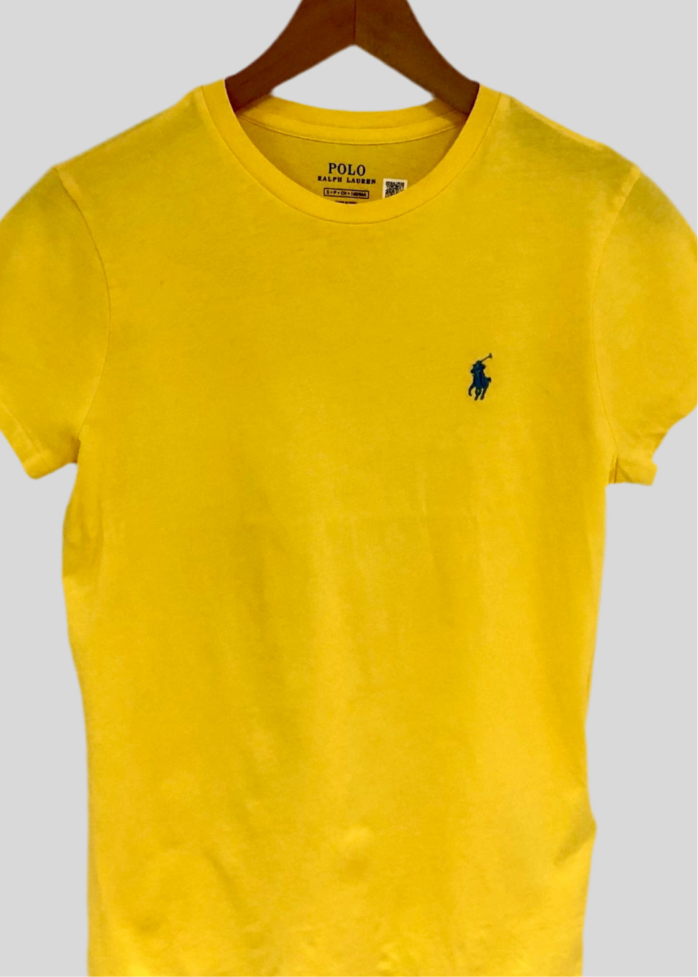 Camiseta de mujer cuello redondo Polo Ralph Lauren 🏇🏼 color amarillo intenso con logo en azul Navy Talla S Entalle Regular