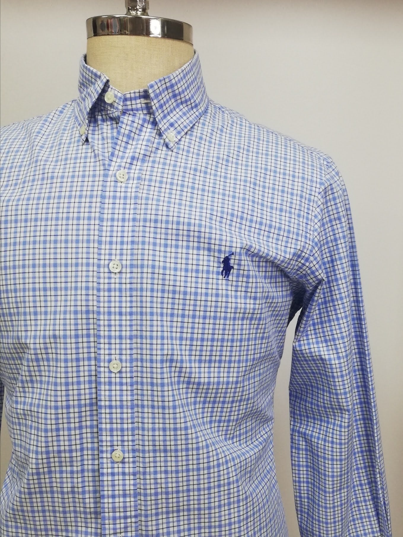 Camisa Polo Ralph Lauren 🏇🏼 color blanco con patron de cuadros en celeste y azul navy Talla M Entalle Regular