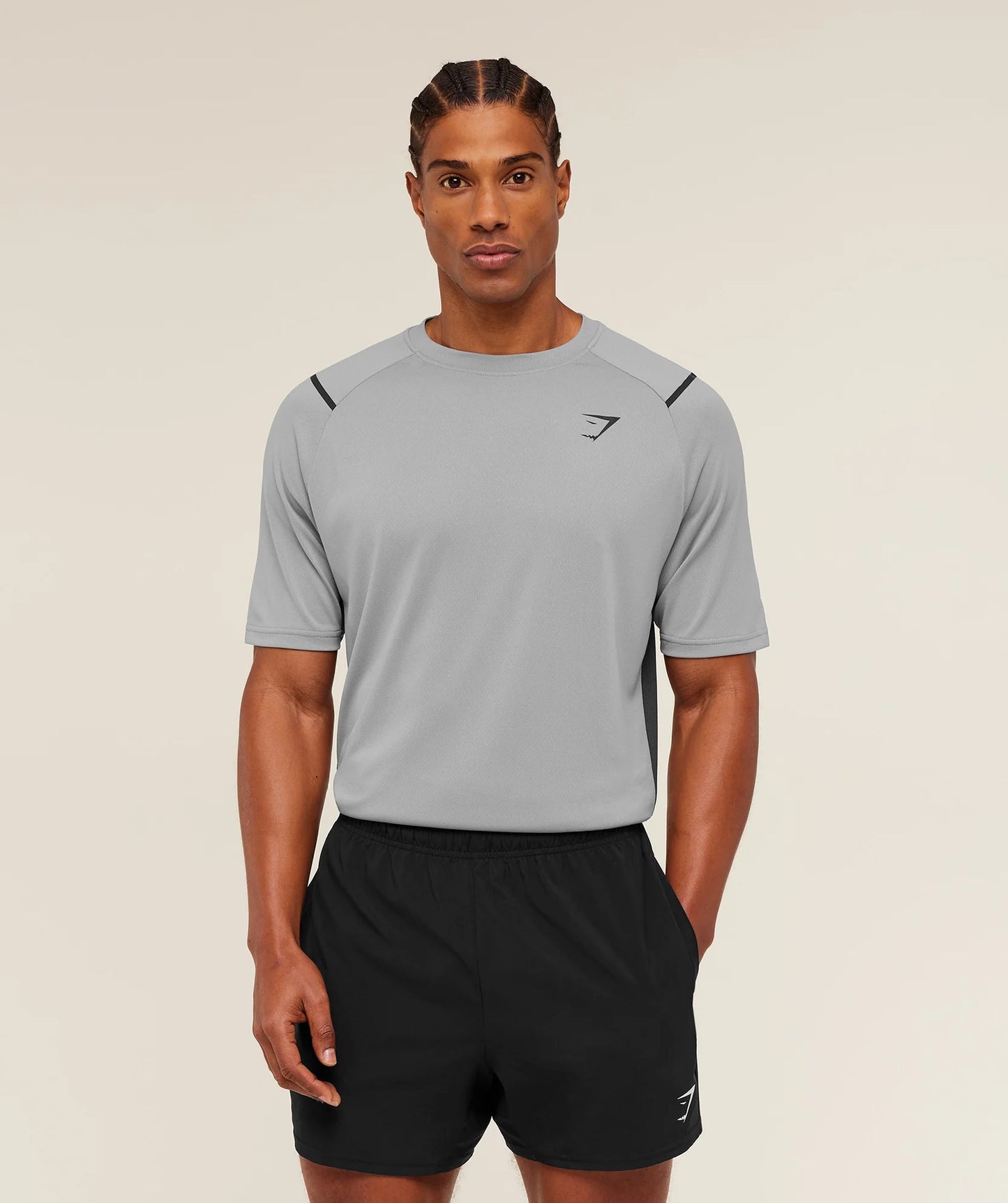 Camiseta de entrenamiento cuello redondo Gymshark 🏋🏽 color gris con líneas y logo en negro Talla L