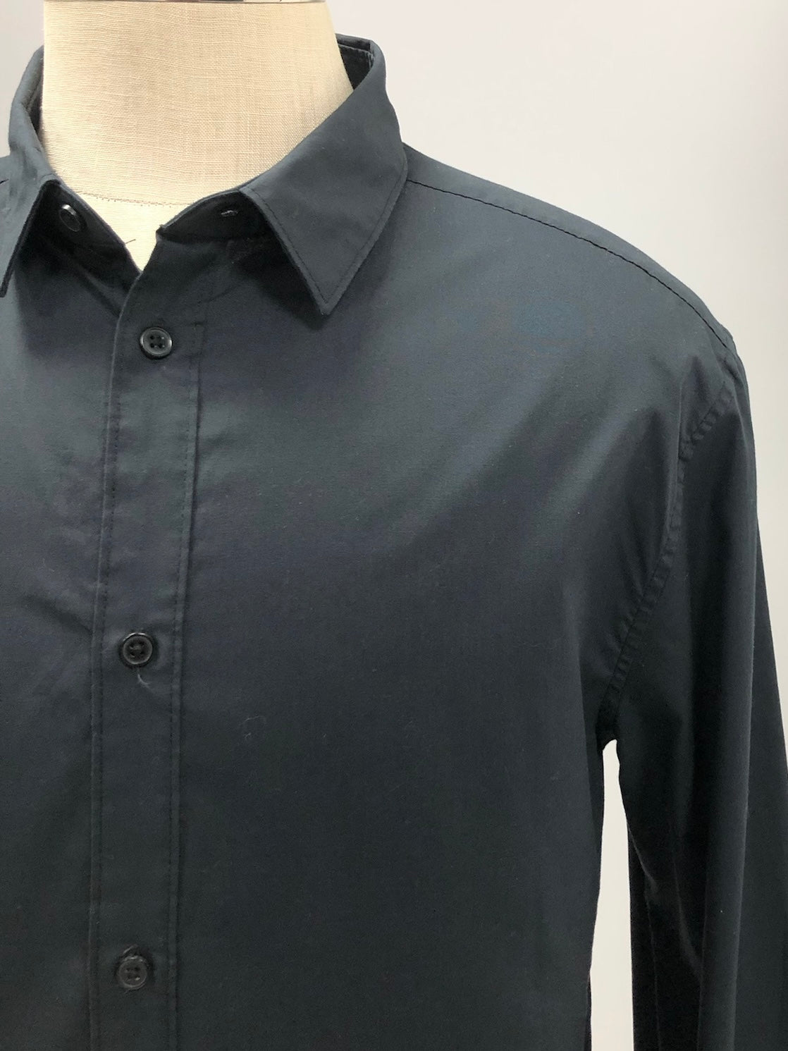 Camisa de botones H&M 🇸🇪 color negro Talla XL Entalle Slim Fit