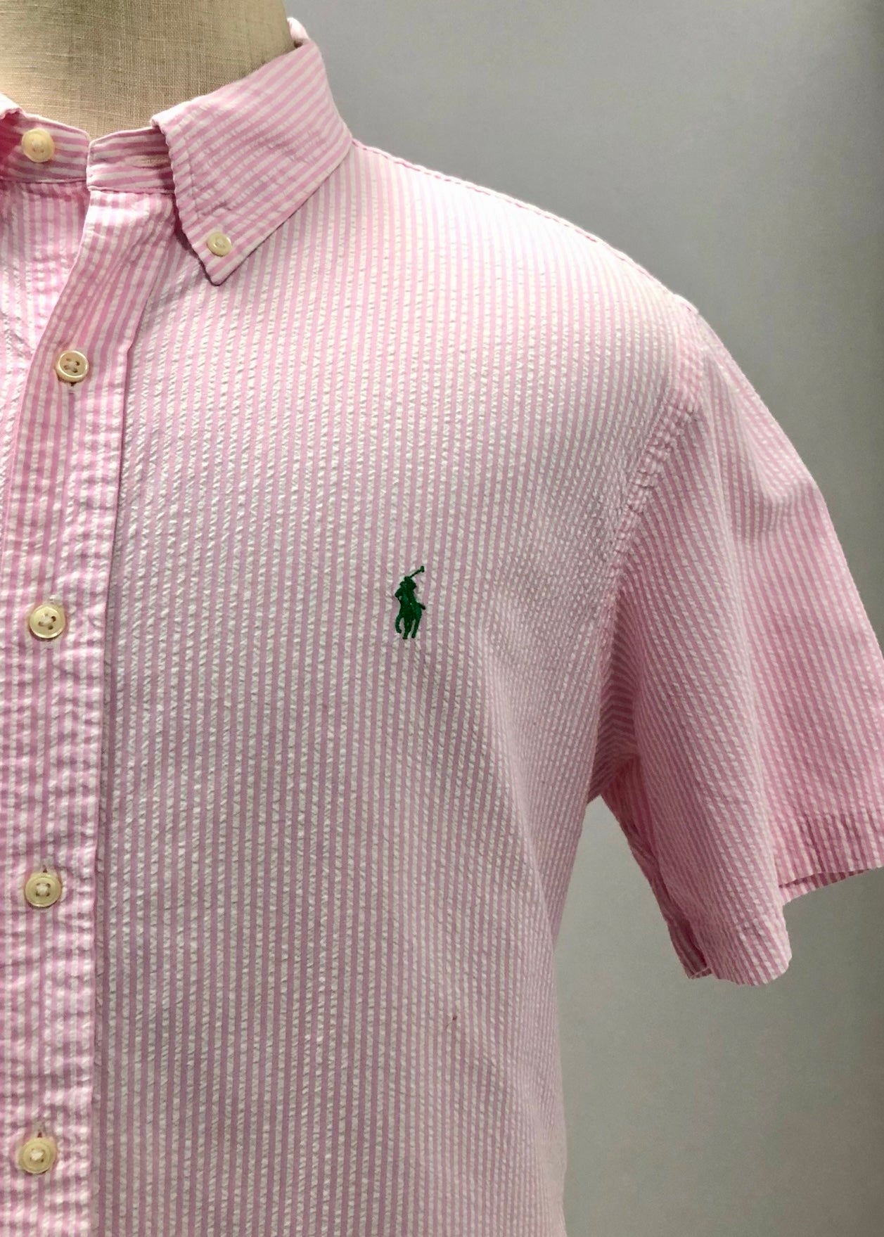 Camisa Polo Ralph Lauren 🏇🏼 Color blanco con patrón de rayas en rosado Seersucker Talla XL Entalle Regular