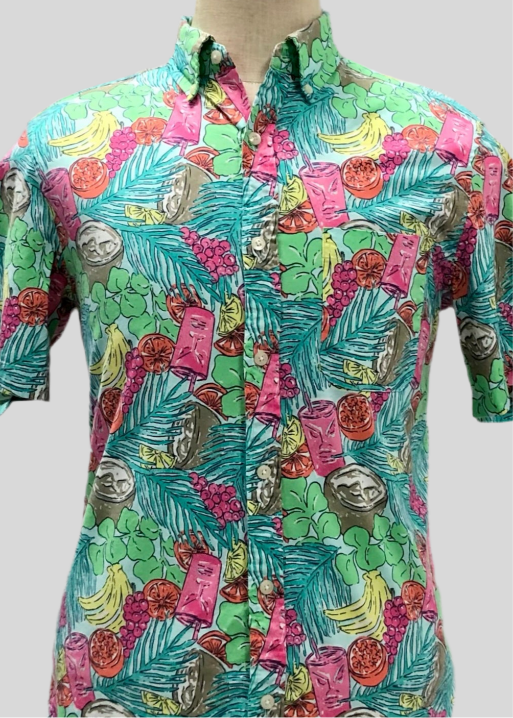 Camisa de botones Vineyard Vines 🐳 color celeste con diseño de frutas en color verde, amarillo y rosado Talla M Entalle Clásico