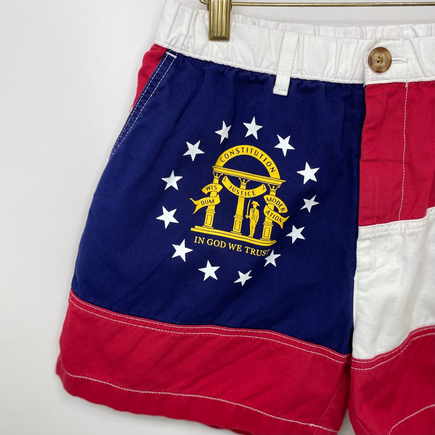 Short Casual Chubbies 🇺🇸 diseño en color rojo, azul y blanco con escudo en color dorado talla M