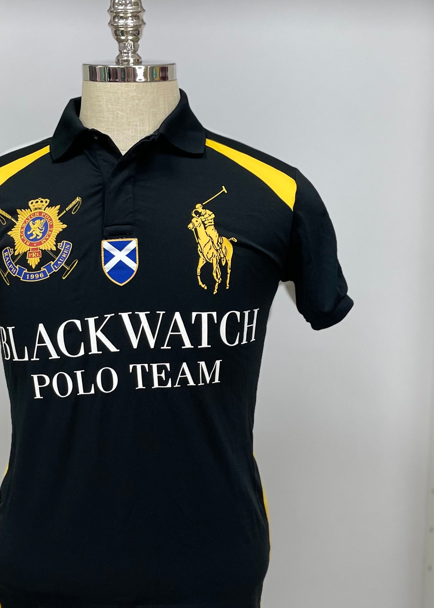 Camiseta Polo Ralph Lauren 🏇🏼 color negro con diseño Blackwatch Polo y con logo en amarillo Talla S Custom Fit