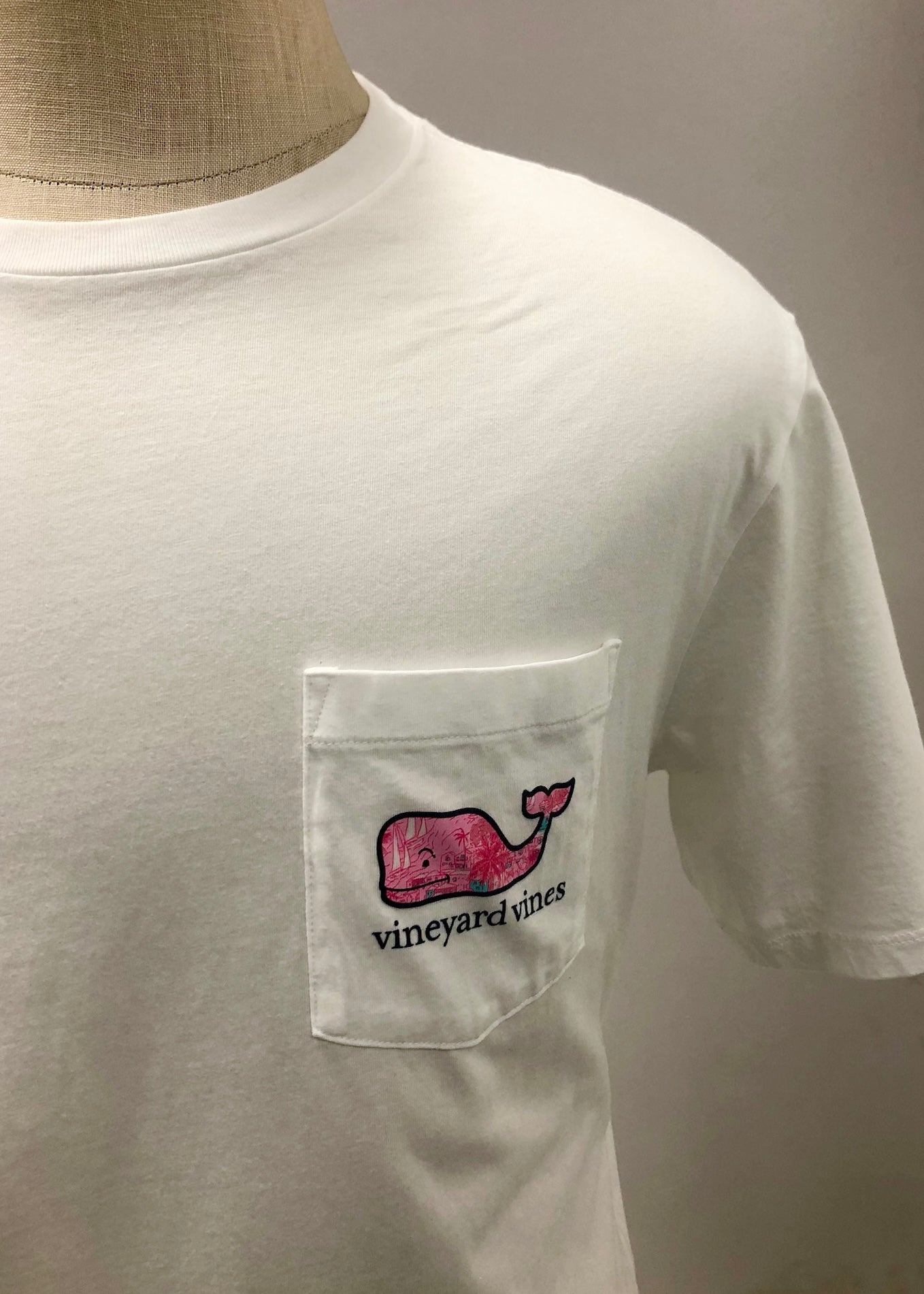 Camiseta cuello redondo Vineyard Vines 🐳 color blanco con Diseño de ballena en rosado Talla L