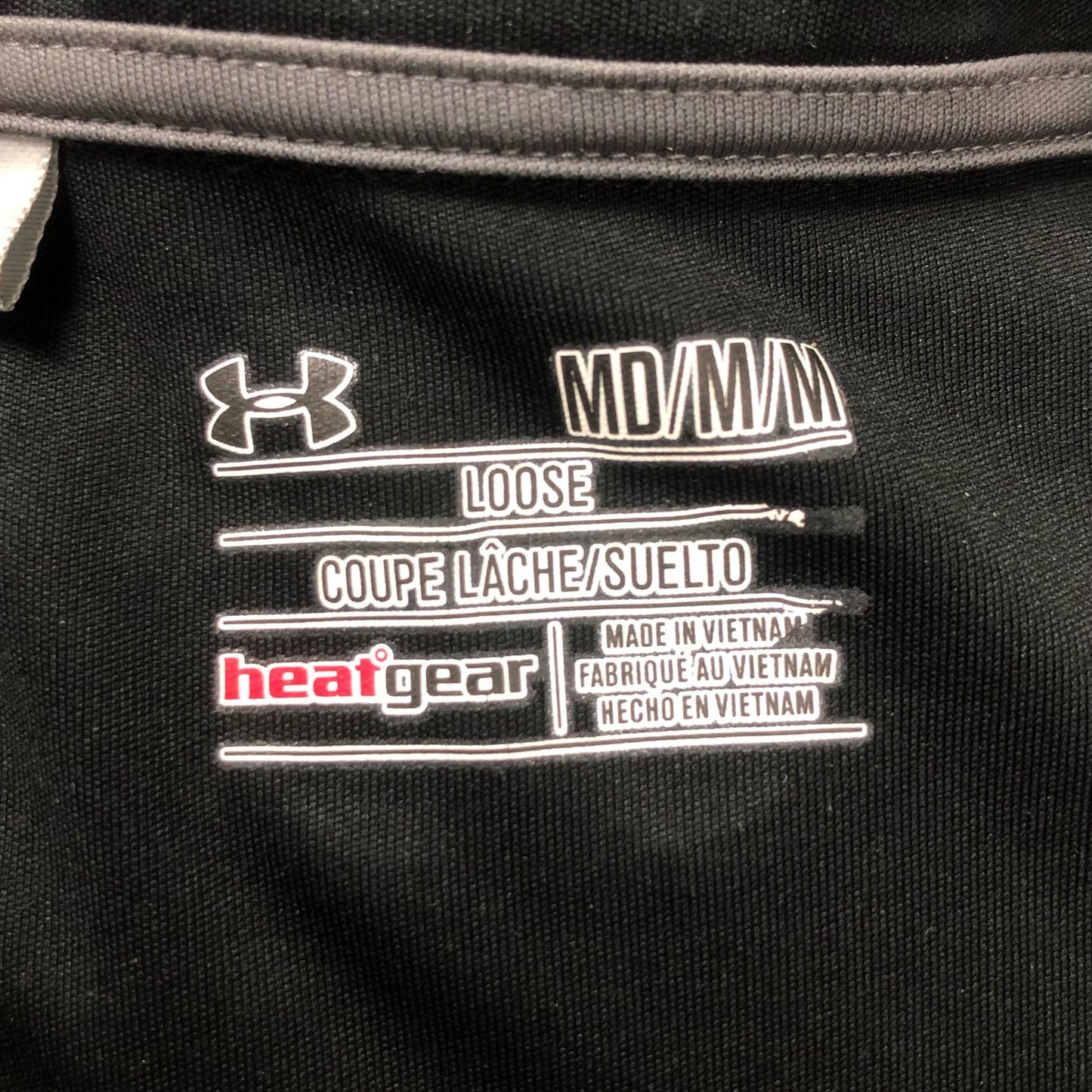 Camiseta Under Armour 🏋🏻 color gris oscuro y negro Tela Performance Talla M Entalle Regular