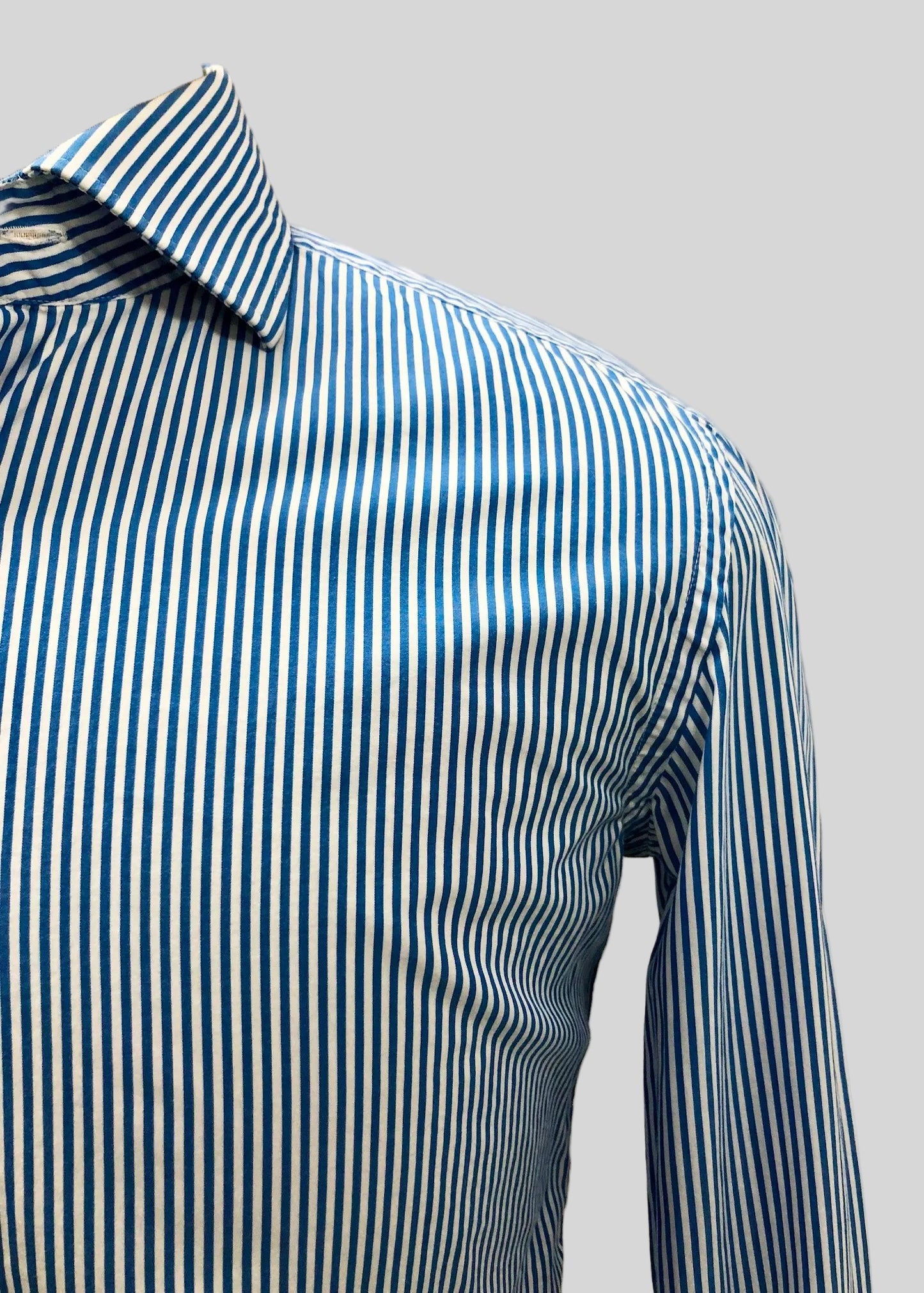 Camisa de botones Hugo Boss 🇩🇪 con patrón de rayas en azul y blanco Talla M Entalle Slim Fit (ver descripción)