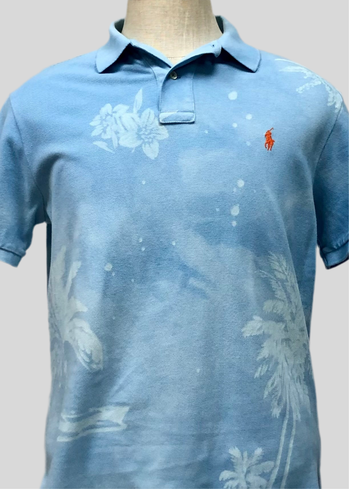 Camiseta Polo Ralph Lauren 🏇🏼 color celeste con diseño de hawaiano en color blanco Talla L Entalle Custom Fit