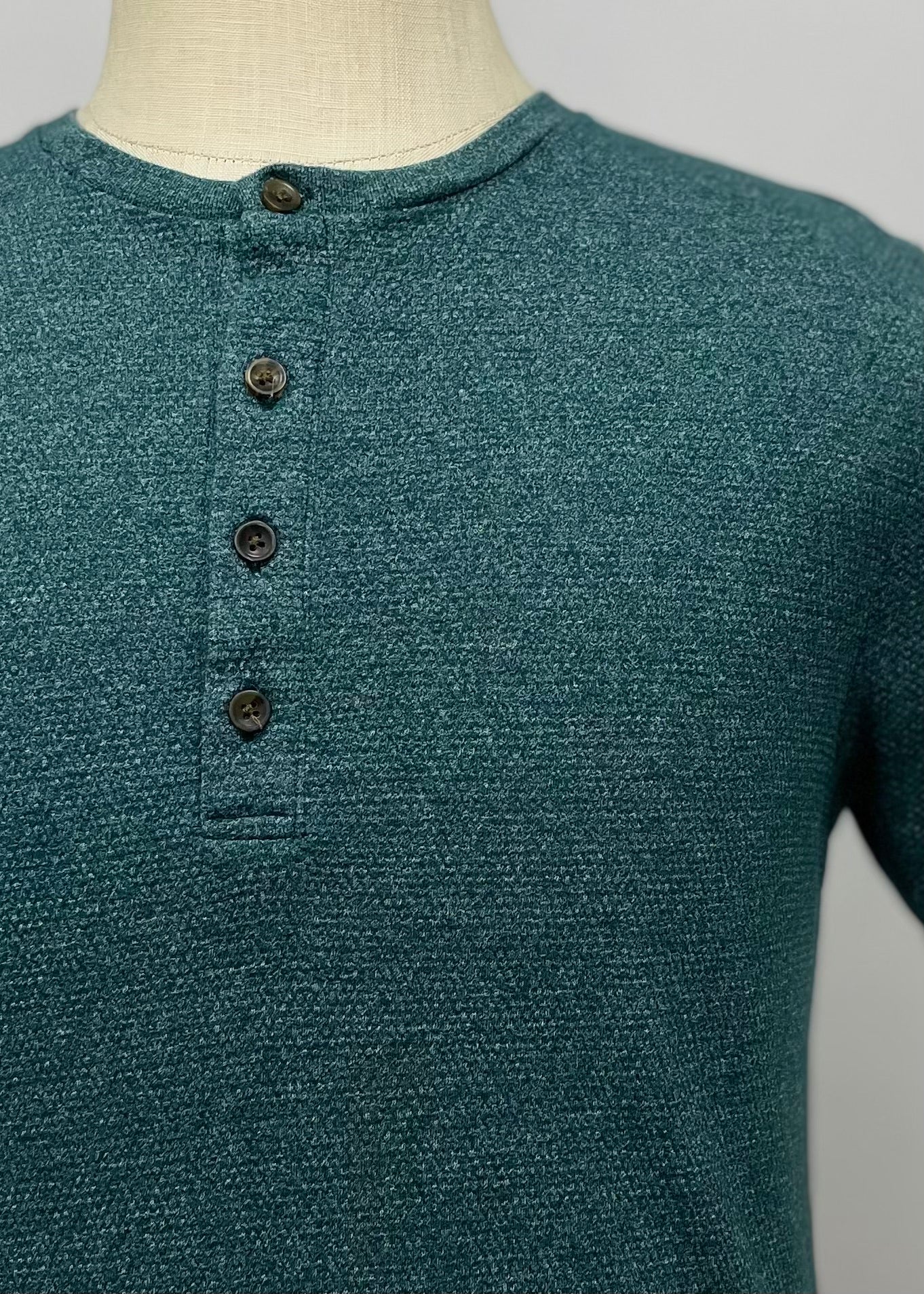 Camiseta Henley con botones marca On the byas 🇺🇸 color verde oscuro Talla M