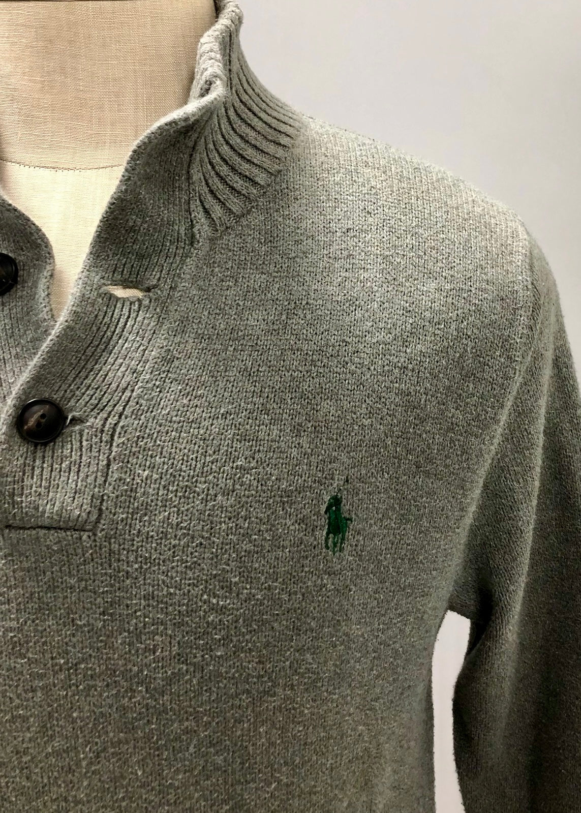 Sueter Jersey Polo Ralph Lauren 🏇🏼 color gris oscuro con logo en verde Talla S (ver descripción)