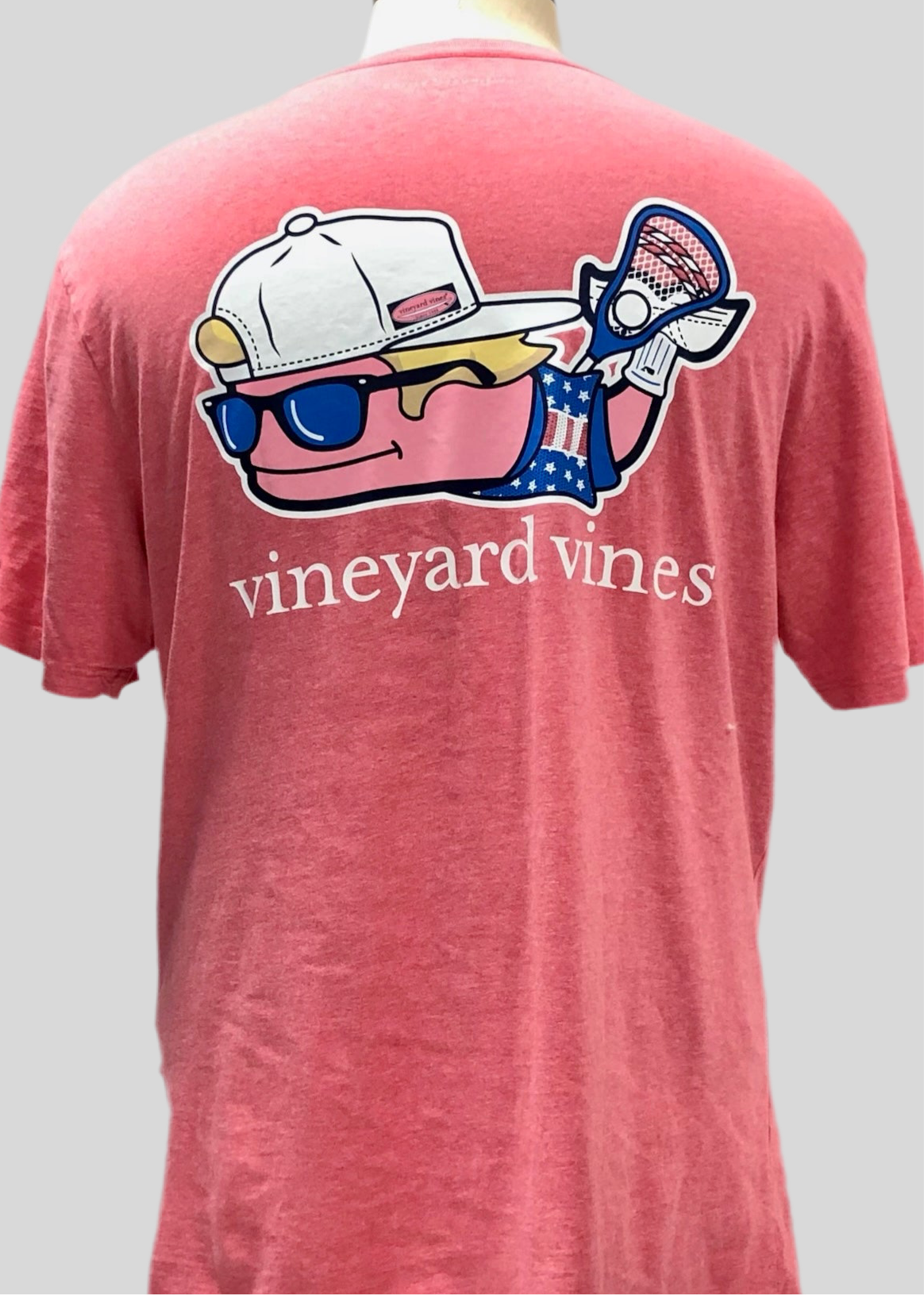 Camiseta cuello redondo Vineyard Vines 🐳 color rosado magenta con Diseño de Ballena Lacrosse Talla Medium