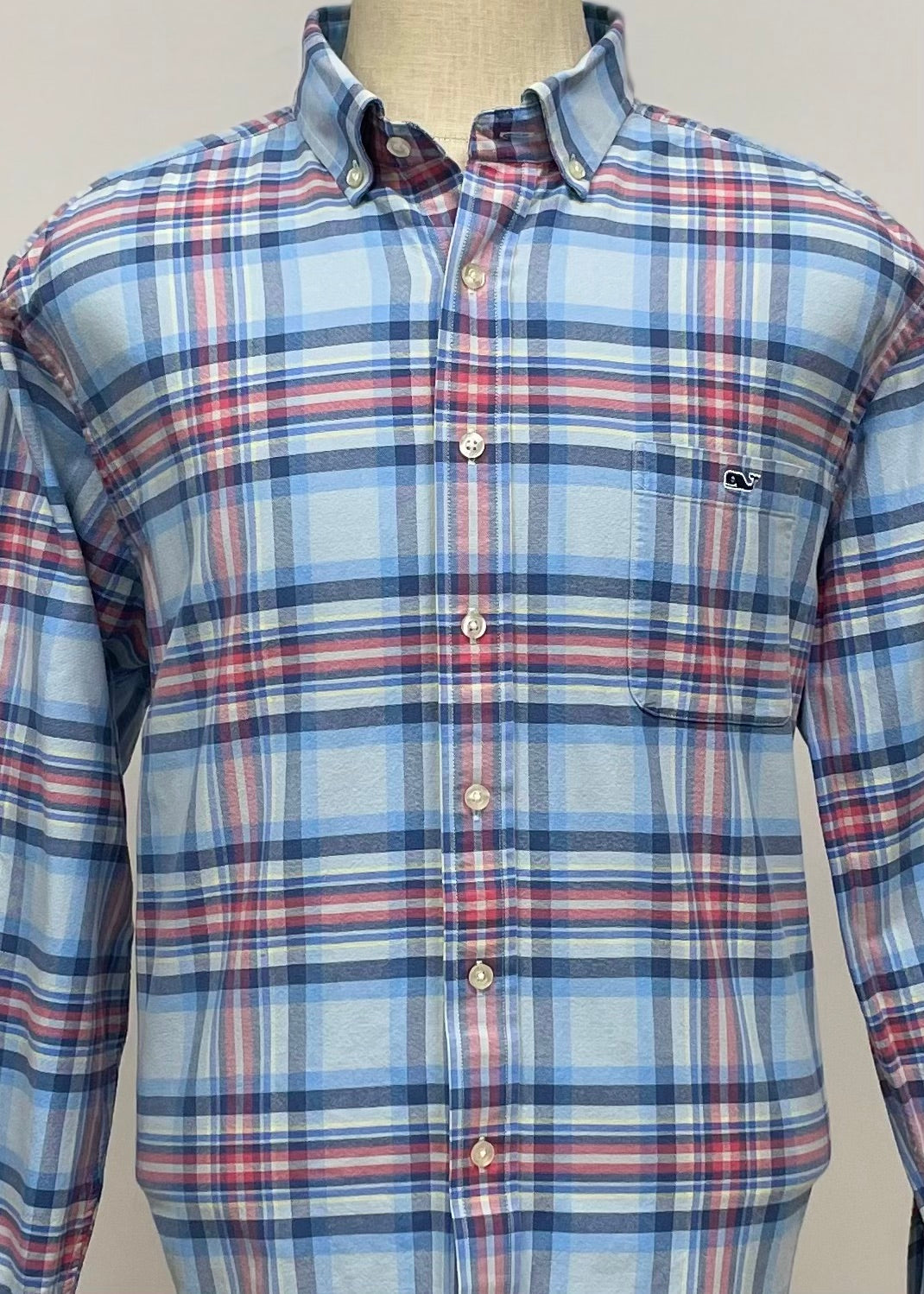 Camisa Vineyard Vines 🐳 color celeste con cuadros en color rosado y azul Talla XXL entalle Slim Fit