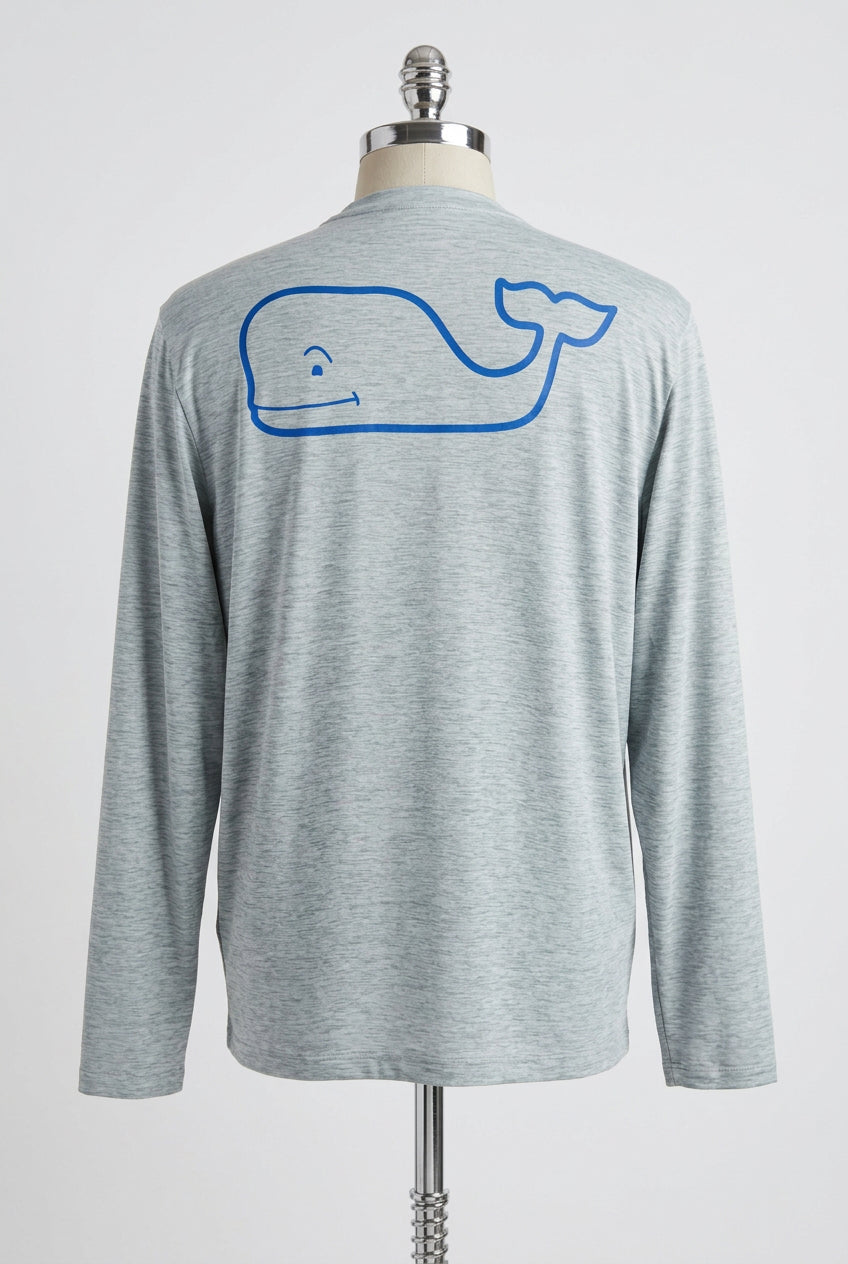 Camiseta cuello redondo Vineyard Vines 🐳 Performance color gris claro con Diseño de ballena Talla L