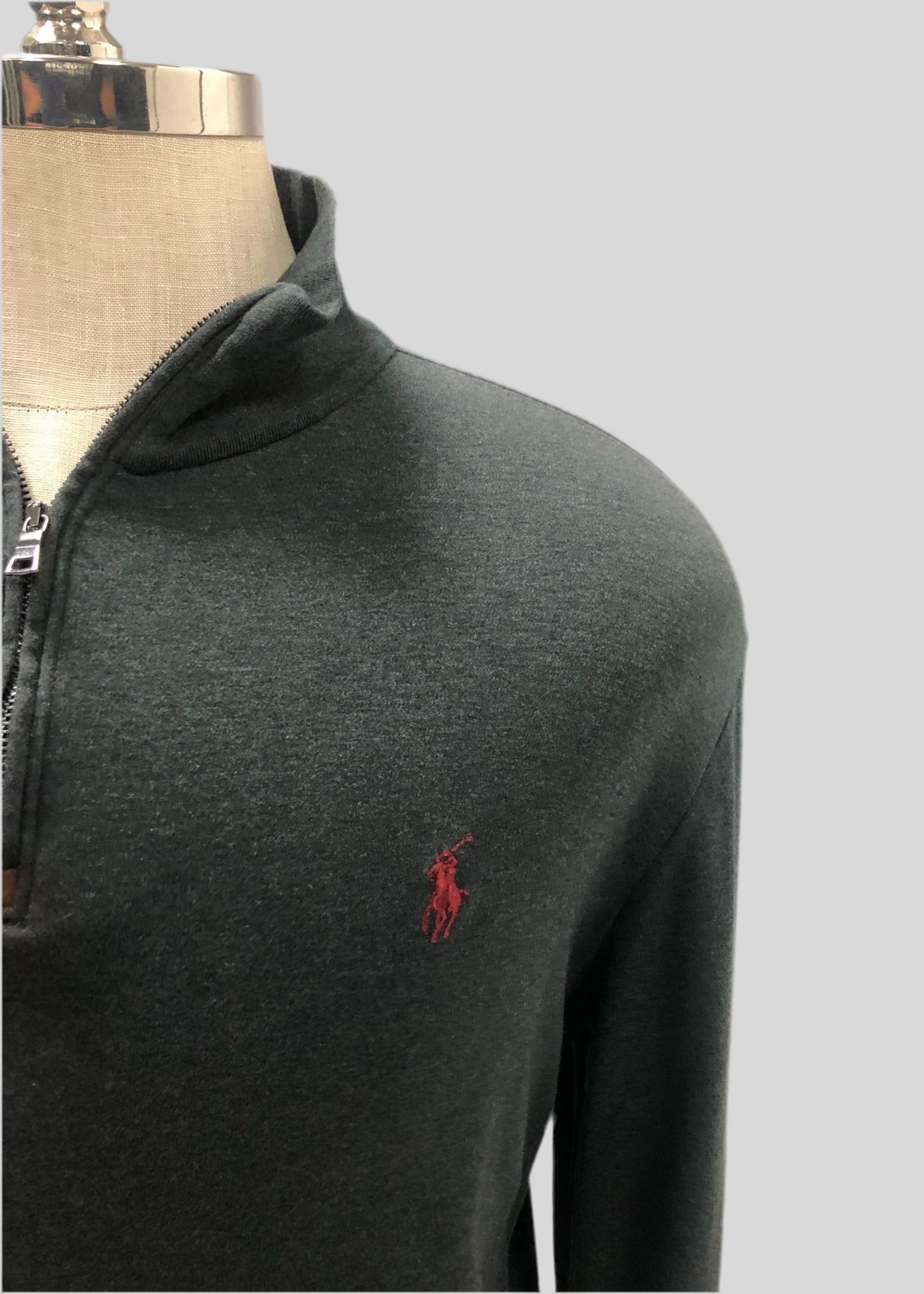 Sueter Jersey Polo Ralph Lauren 🏇🏼 color gris oscuro con logo en rojo Talla L (ver descripción)