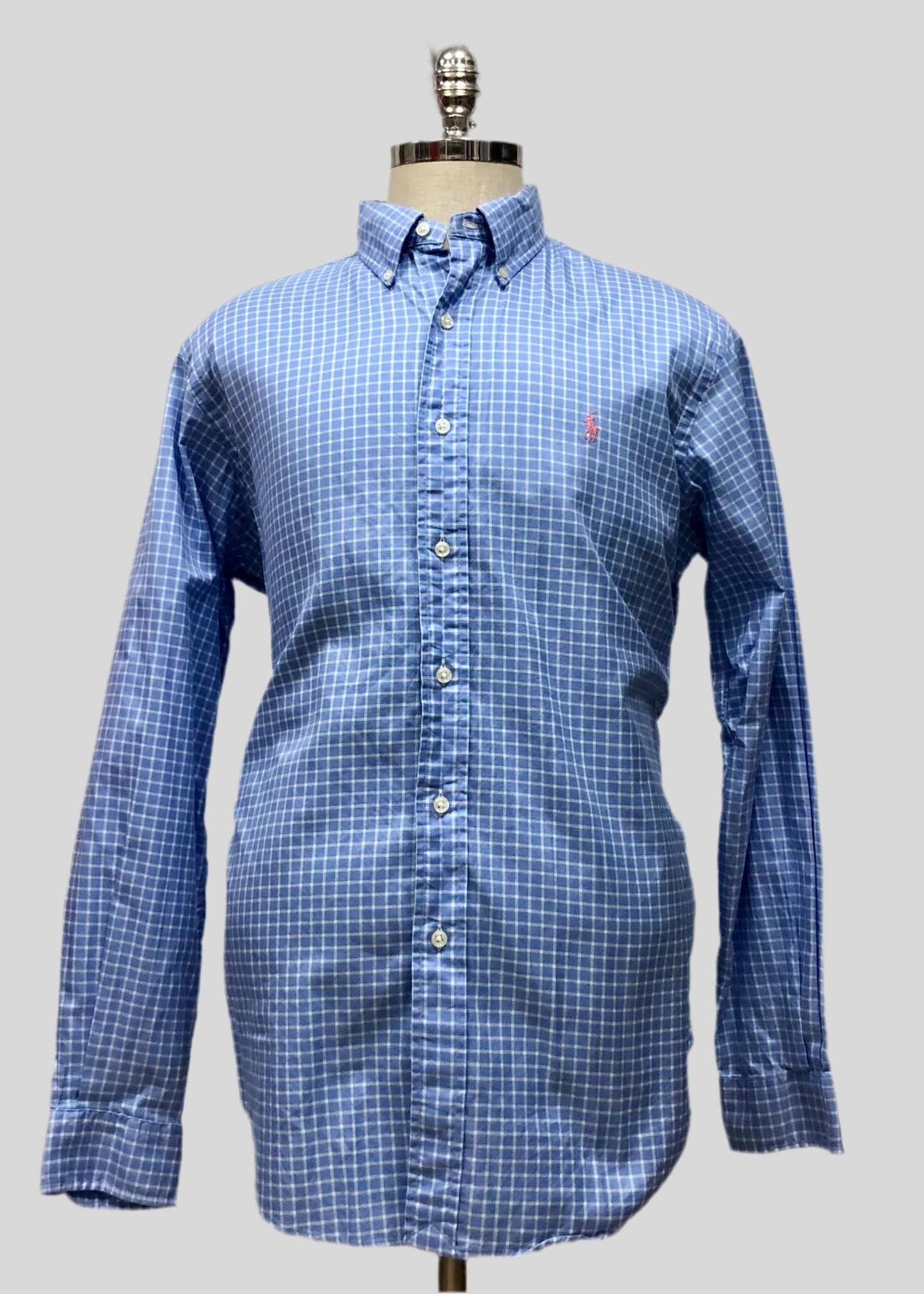 Camisa Polo Ralph Lauren 🏇🏼 color Celeste con patron de cuadros en blanco Talla L Entalle Clásico