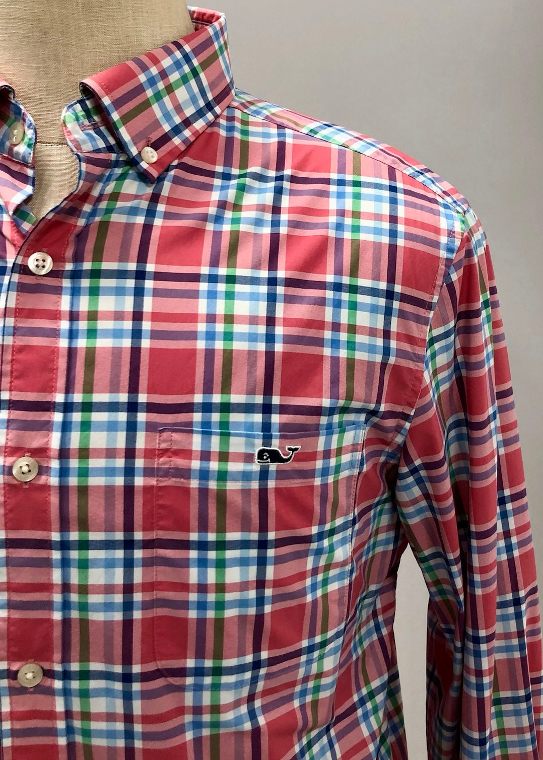 Camisa de botones Vineyard Vines 🐳 Performance con patrón de cuadros en color rojo, azul, verde y blanco Talla M Entalle Clásico