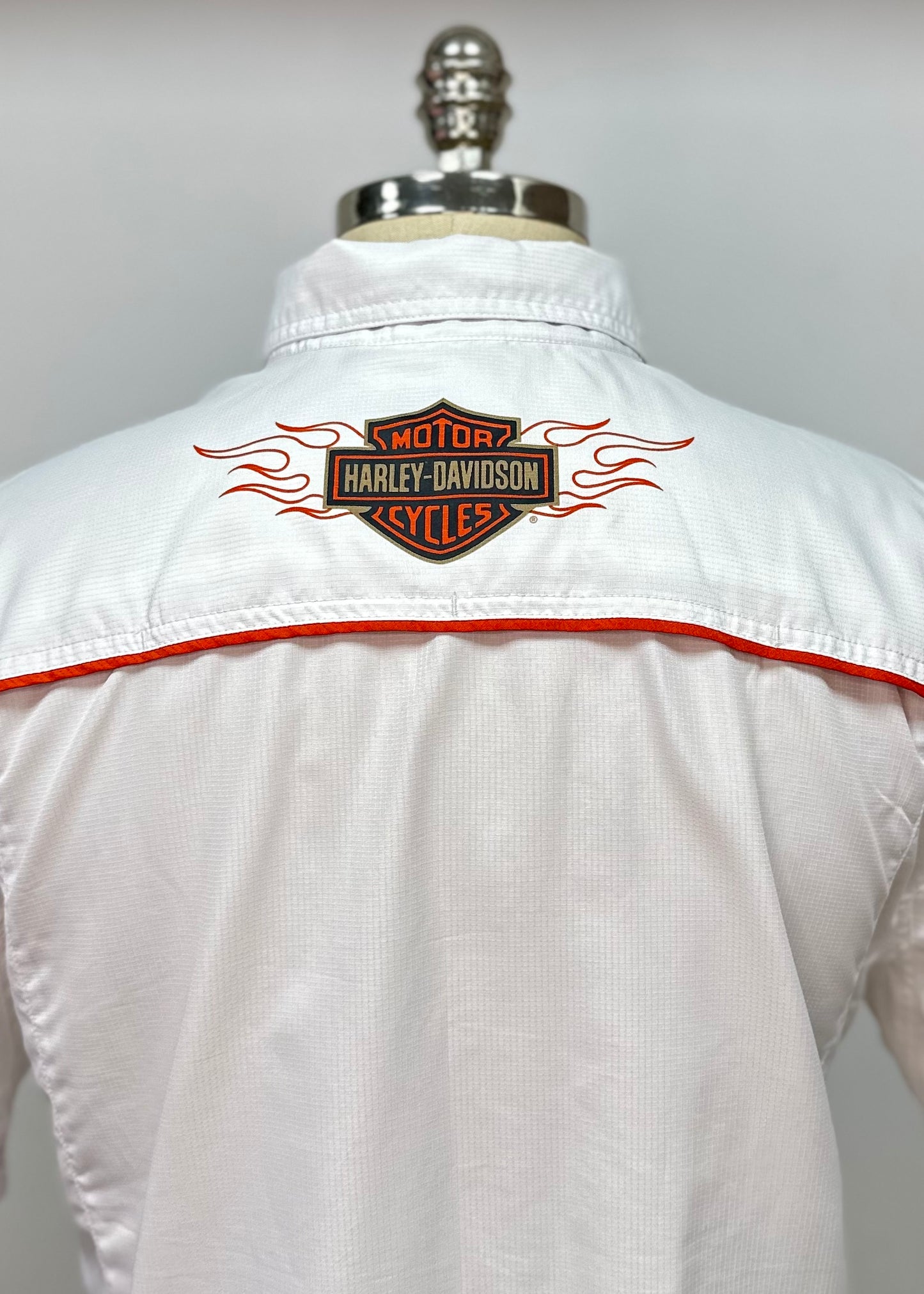 Camisa de botones Harley-Davidson  🏍 Color blanco con Logo en color naranja y negro Talla M Entalle Regular