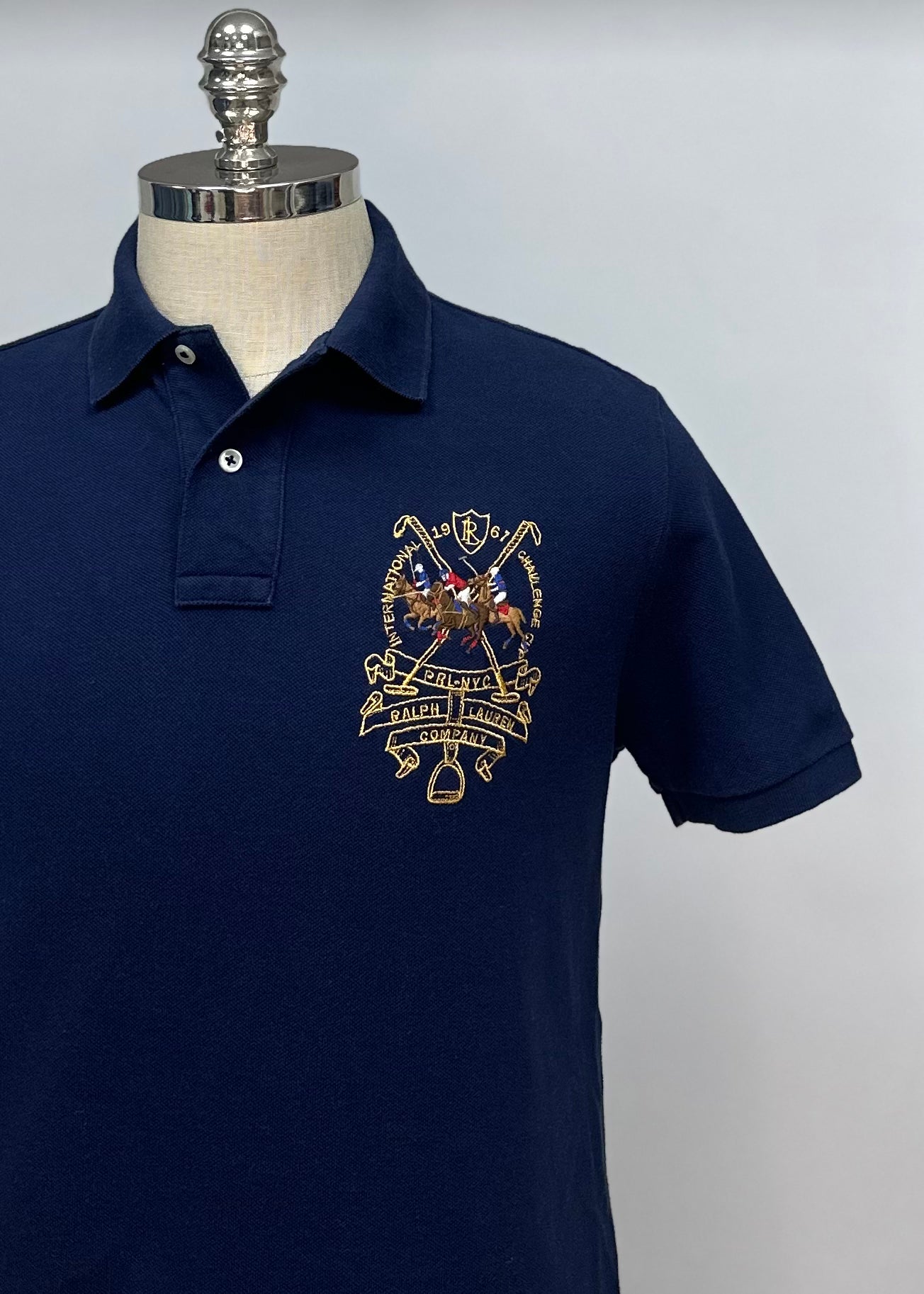 Camiseta Polo Ralph Lauren 🏇🏼color azul navy con logo de escudo dorado Talla M Entalle Custom Slim Fit