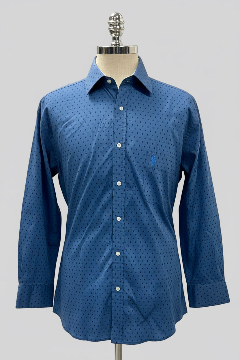 Camisa de botones U.S. Polo Assn. 🐎 en color azul y trípticos en azul navy Talla XL Entalle Slim Fit