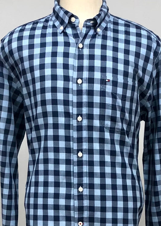 Camisa Tommy Hilfiger 🇺🇸 con patrón de cuadros en celeste y azul navy Talla L Entalle Clásico