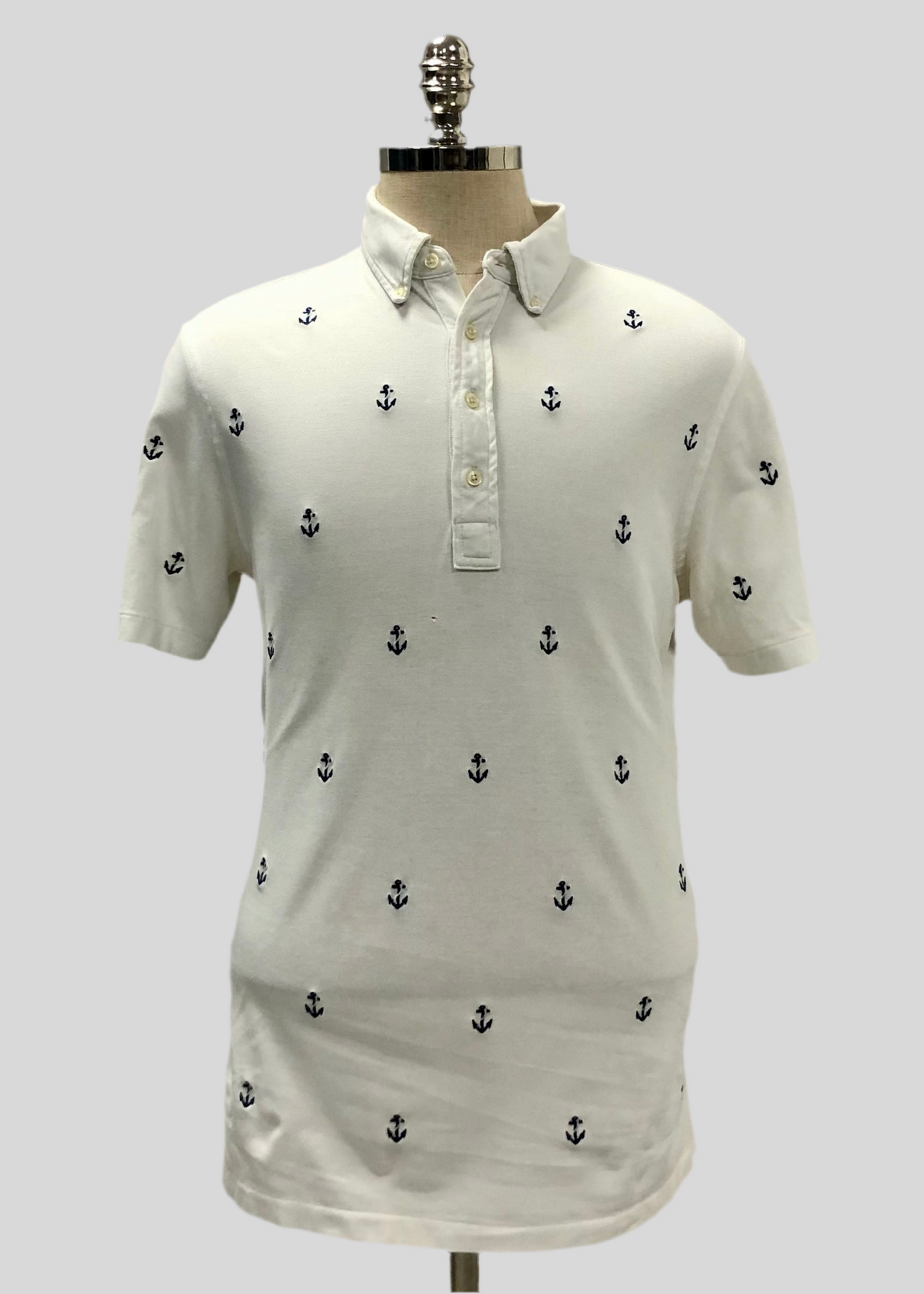 Camiseta Polo Ralph Lauren 🏇🏼 Color blanco con diseño de anclas en color azul Talla L Entalle Regular (ver descripción)