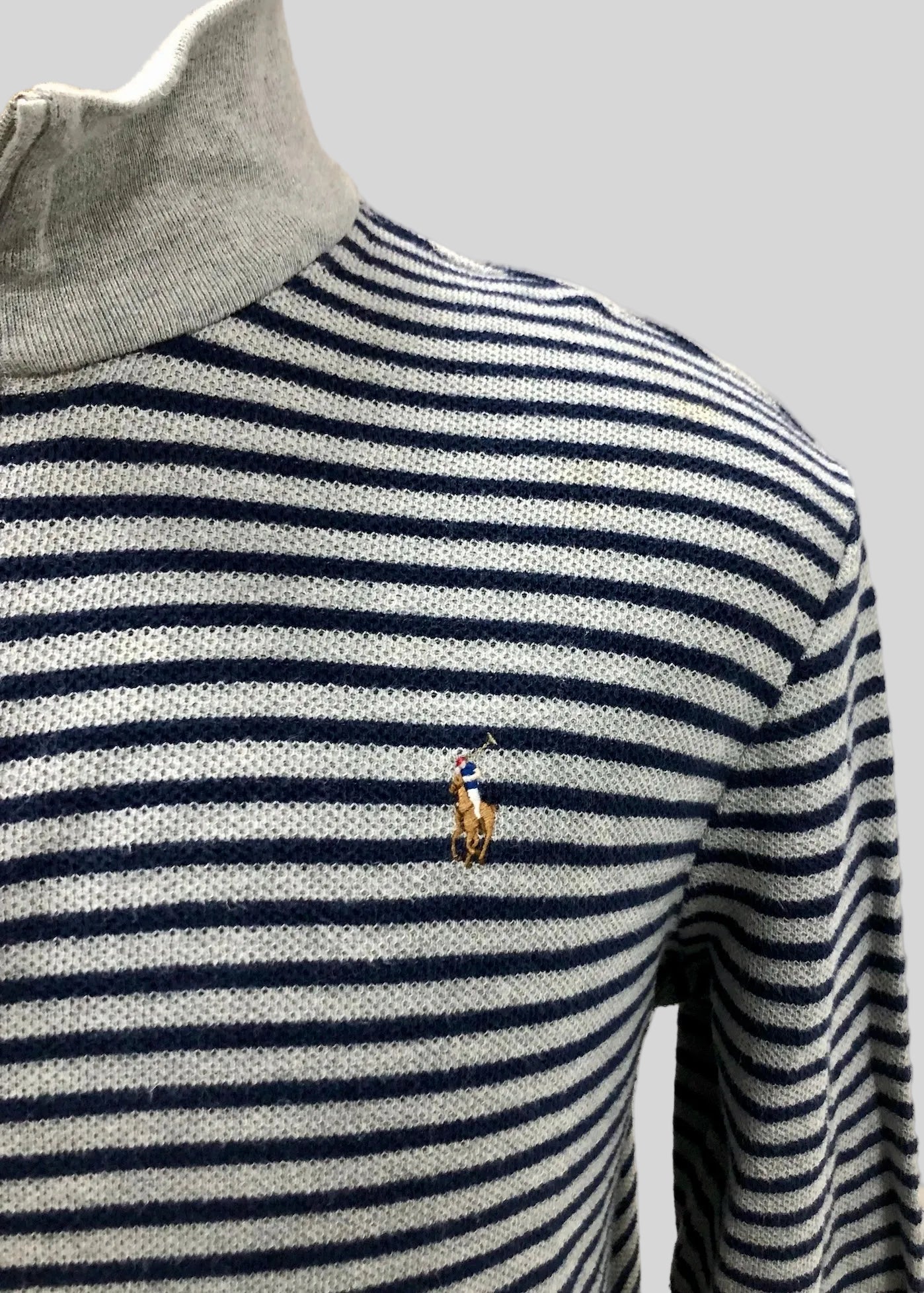 Sueter Jersey Polo Ralph Lauren 🏇🏼 color gris claro con rayas negras Talla XL