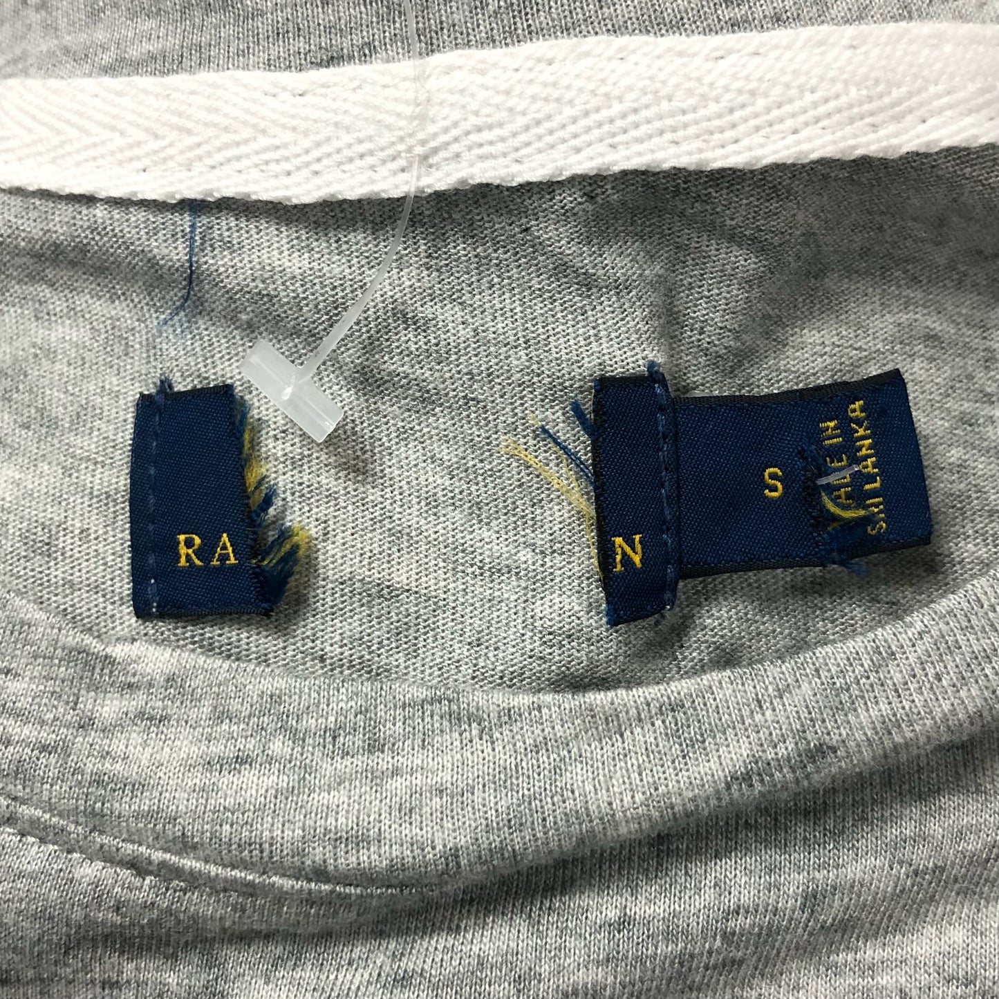 Camiseta cuello redondo de mujer Polo Ralph Lauren 🏇🏼 color gris claro con diseño de logo en letras en color blanco Talla S Entalle Regular