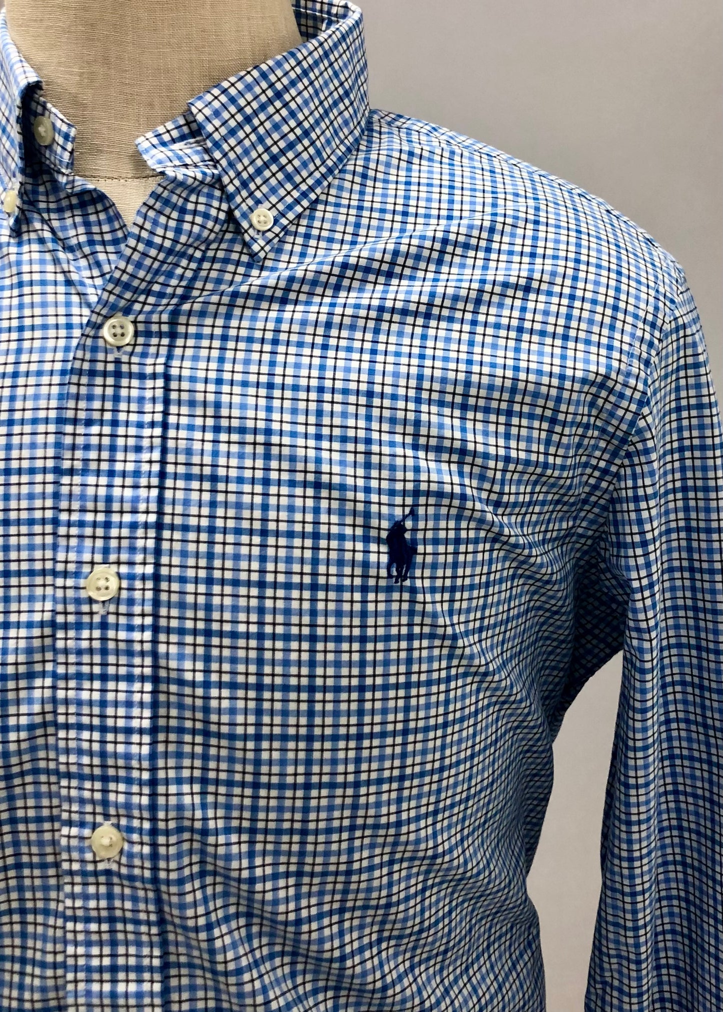Camisa Polo Ralph Lauren 🏇🏼 color blanco con patron de cuadros en celeste y azul navy Talla M Entalle Regular
