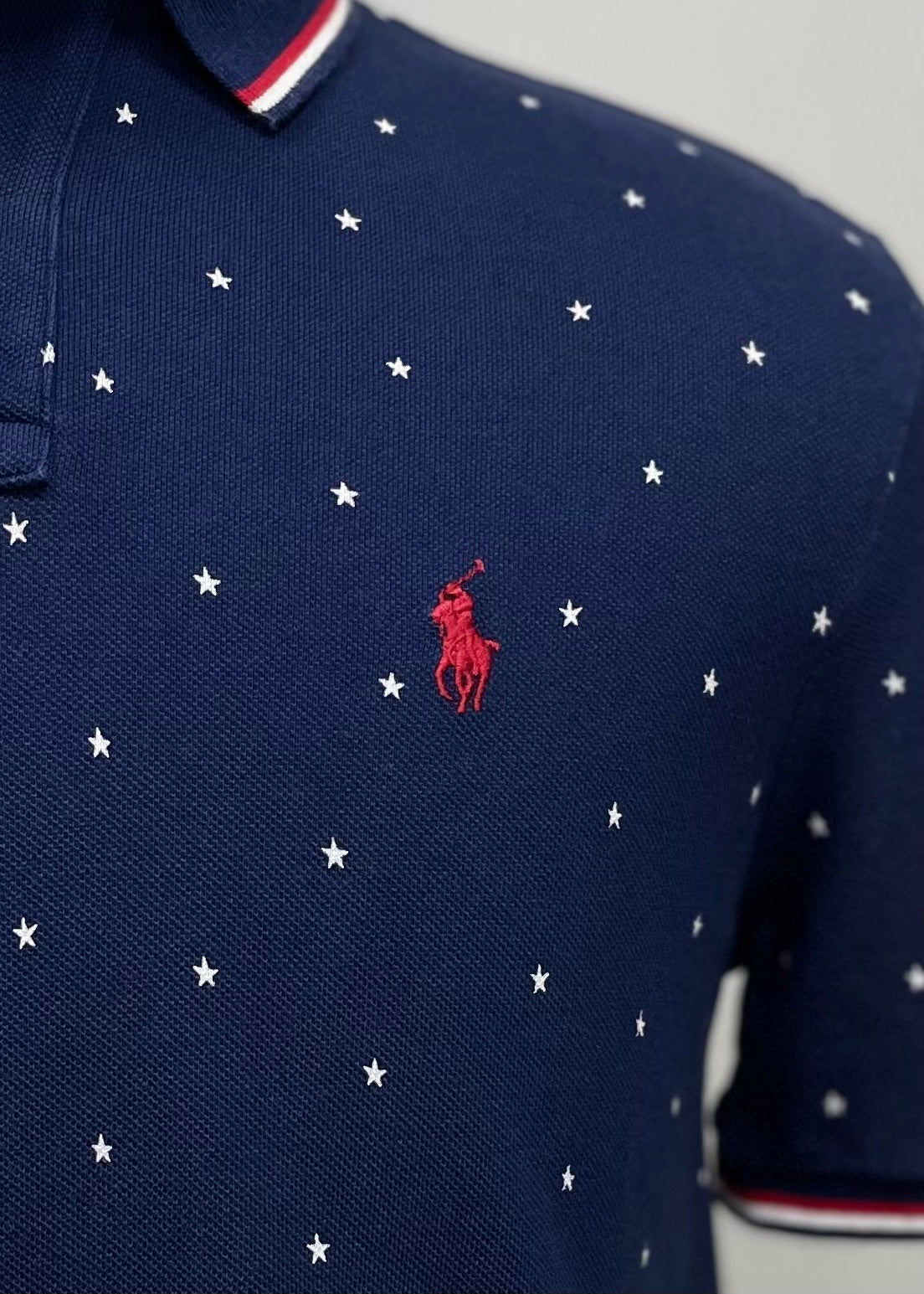 Camiseta Polo Ralph Lauren 🏇🏼 Color azul navy con diseño de estrellas en color blanco Talla M Entalle Clásico