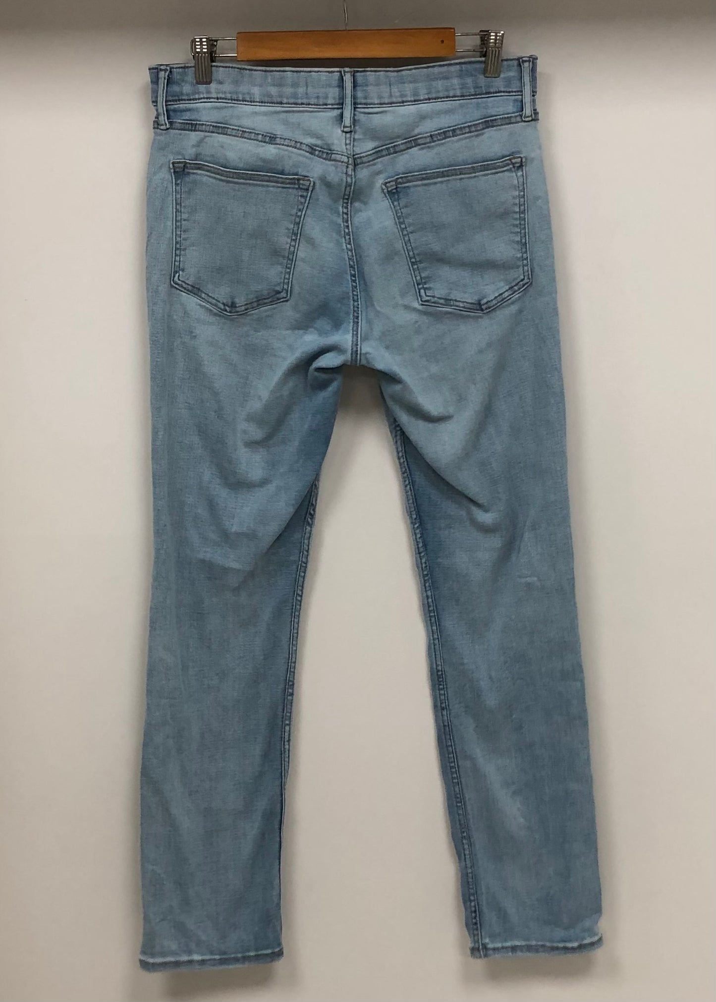 Pantalon jeans Old Navy 🇺🇸 color azul claro Talla 31x32 Corte Slim Fit