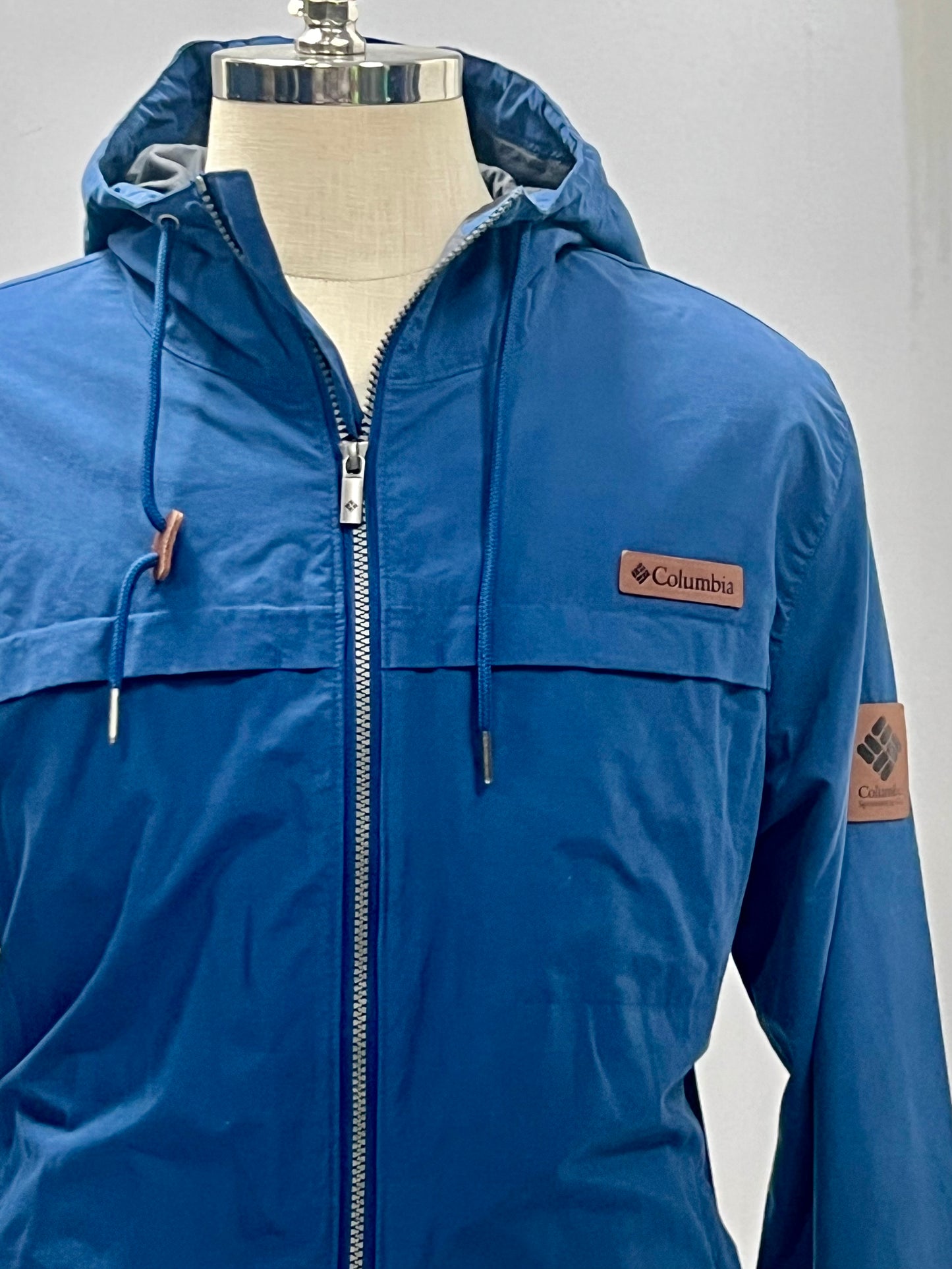 Jacket con capucha Columbia 🔷 color azul con zíper completo y logo en color kaki Talla L