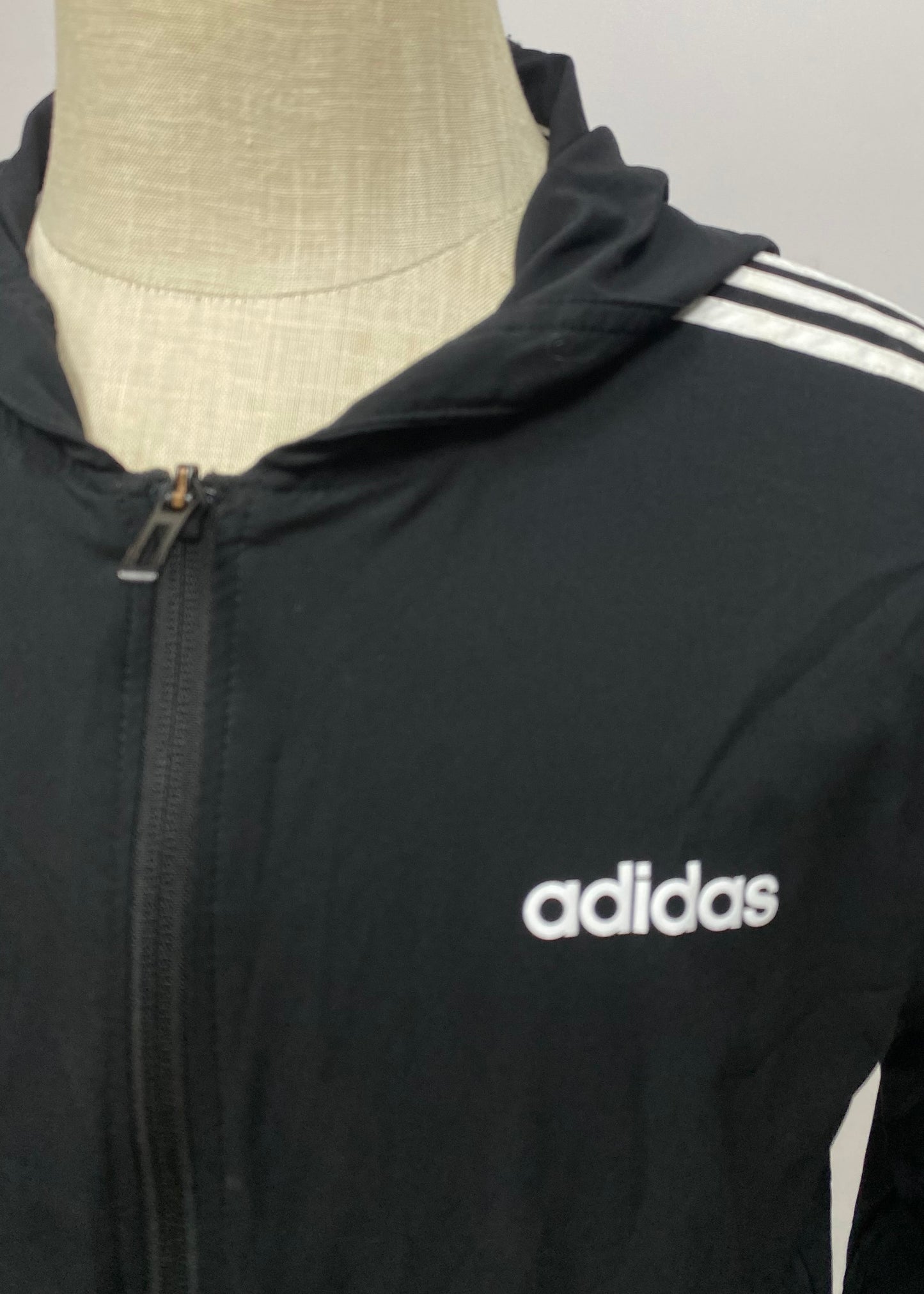 Jacket Adidas 🏃🏻‍♂️ color negro con rayas en blanco con zíper completo y logo en color blanco Talla M