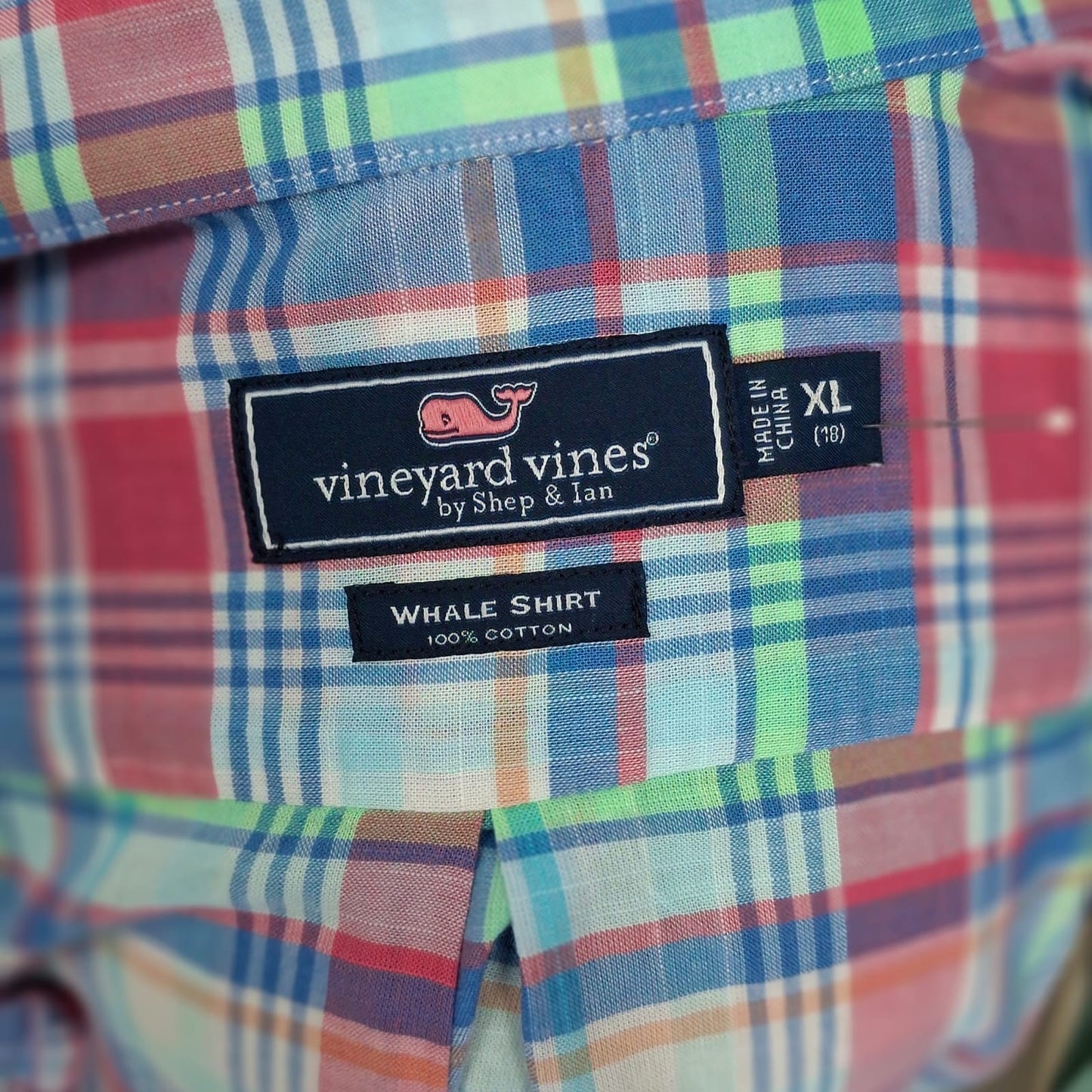 Camisa de niño Vineyard Vines 🐳 con patrón de cuadros en color celeste, rojo, verde y blanco Talla XL Entalle Regular