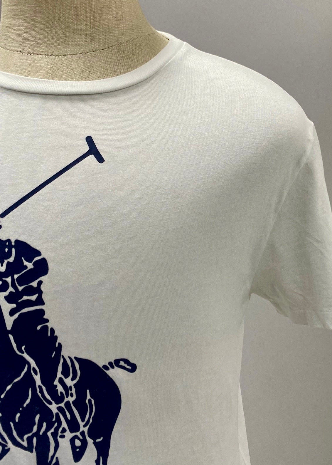Camiseta cuello redondo de Polo Ralph Lauren 🏇🏼 color blanco con diseño Big Pony en color Azul Talla S Entalle Clásico